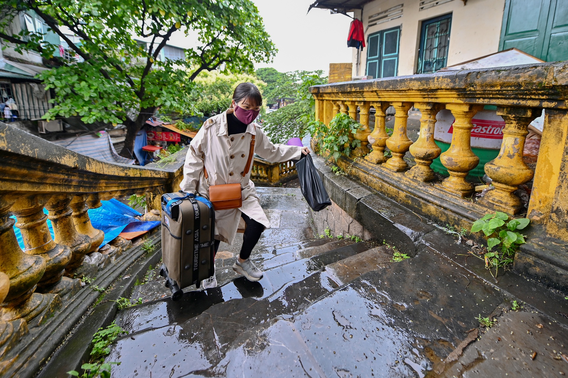 khoi phuc giao thong sau cach ly xa hoi anh 2
