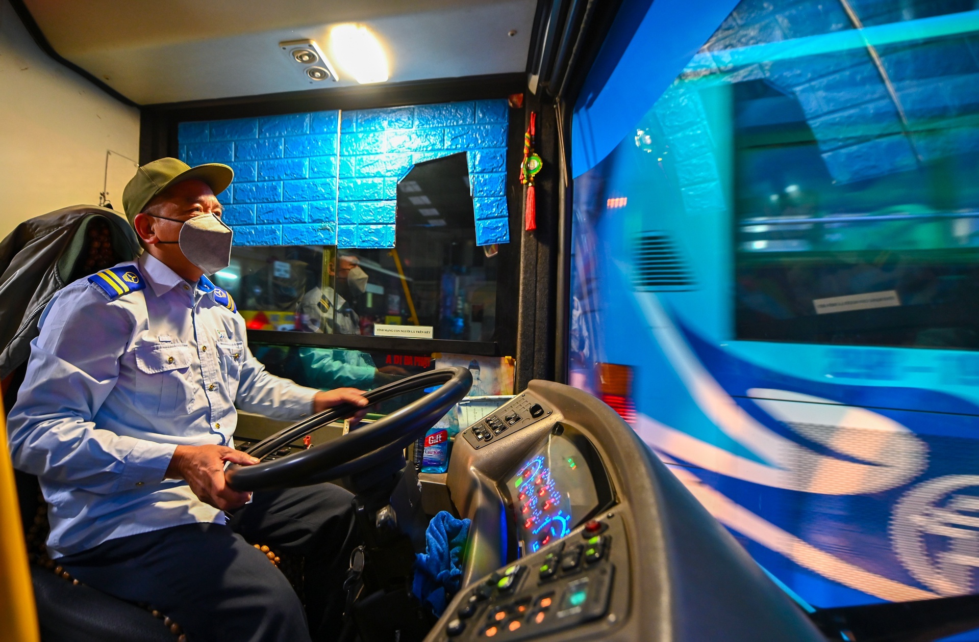 Tai xe xe buyt 'vui hon Tet' ngay tro lai lam viec sau cach ly xa hoi hinh anh