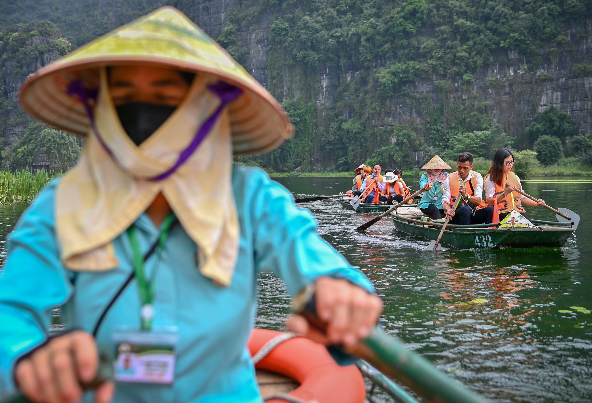 du khach quen deo khau trang khi du lich anh 1