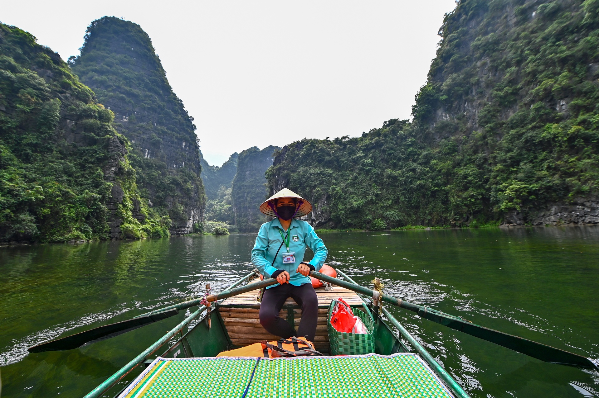 du khach quen deo khau trang khi du lich anh 7