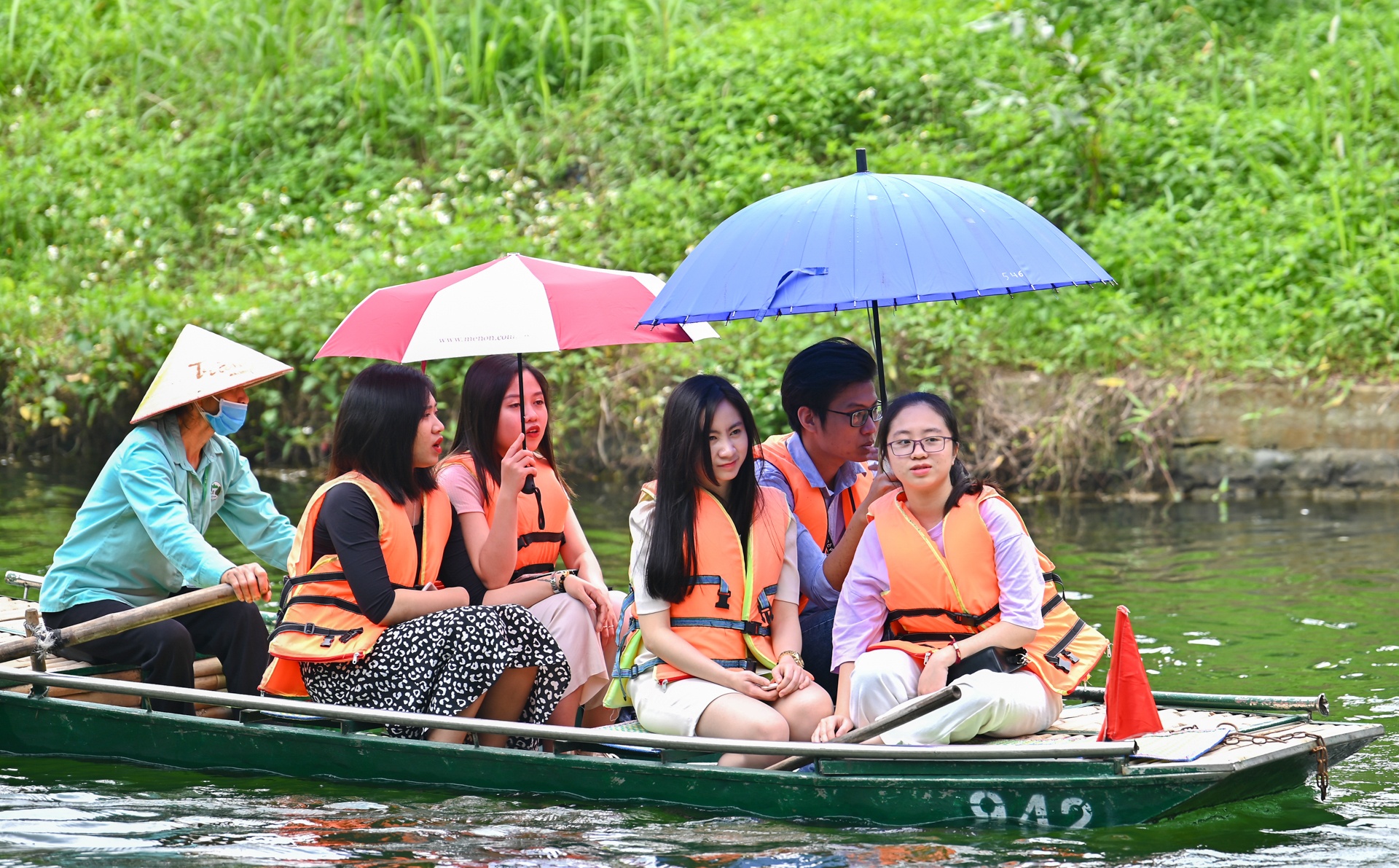 Trang An vang ve, du khach thong tha van canh ngay le hinh anh