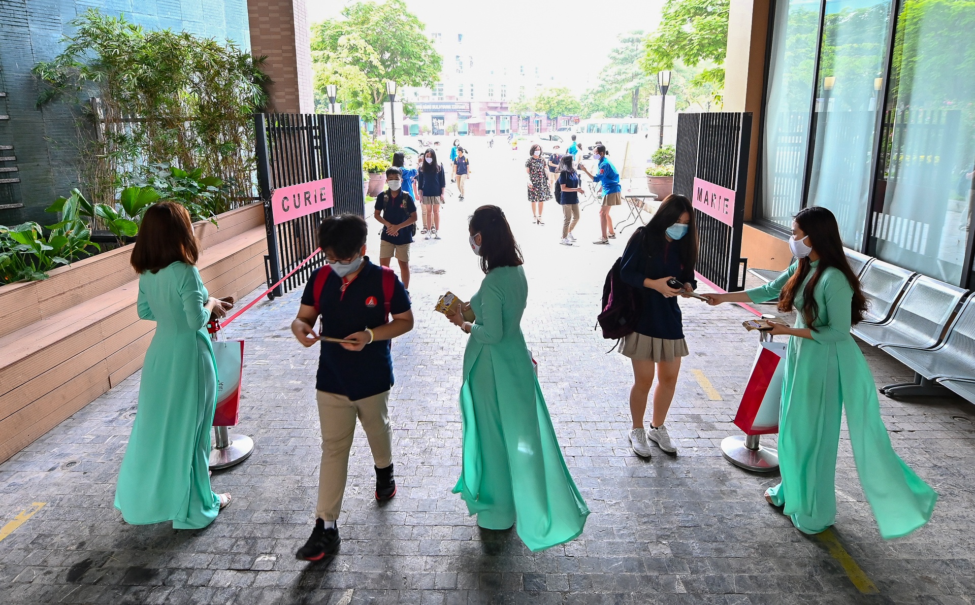 hoc sinh di hoc tro lai sau nghi dich anh 1