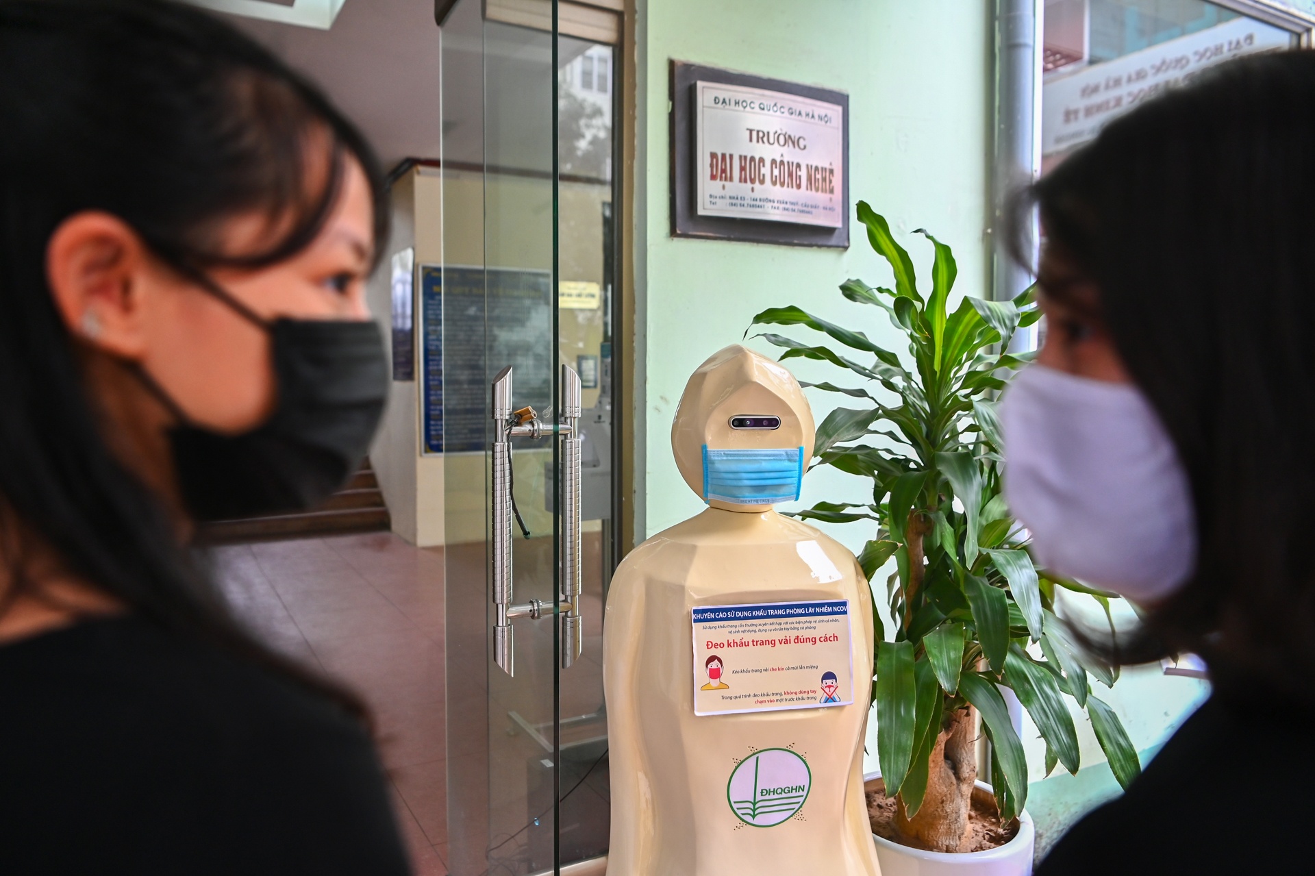 Robot phat hien va nhac nho nguoi khong deo khau trang hinh anh