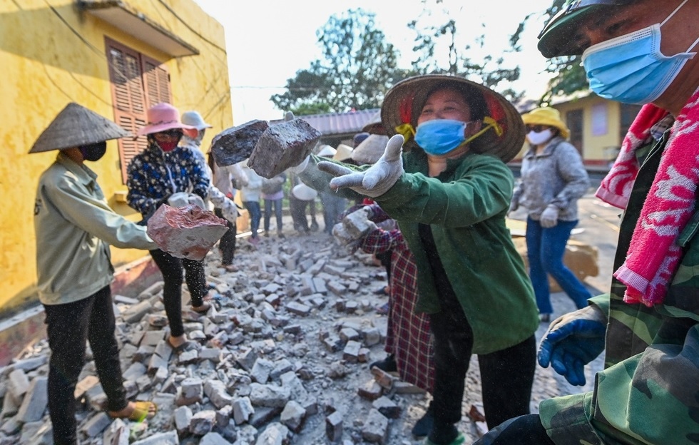 Dong loc toc mai truong hoc, thay co don dep don hoc sinh tro lai hinh anh