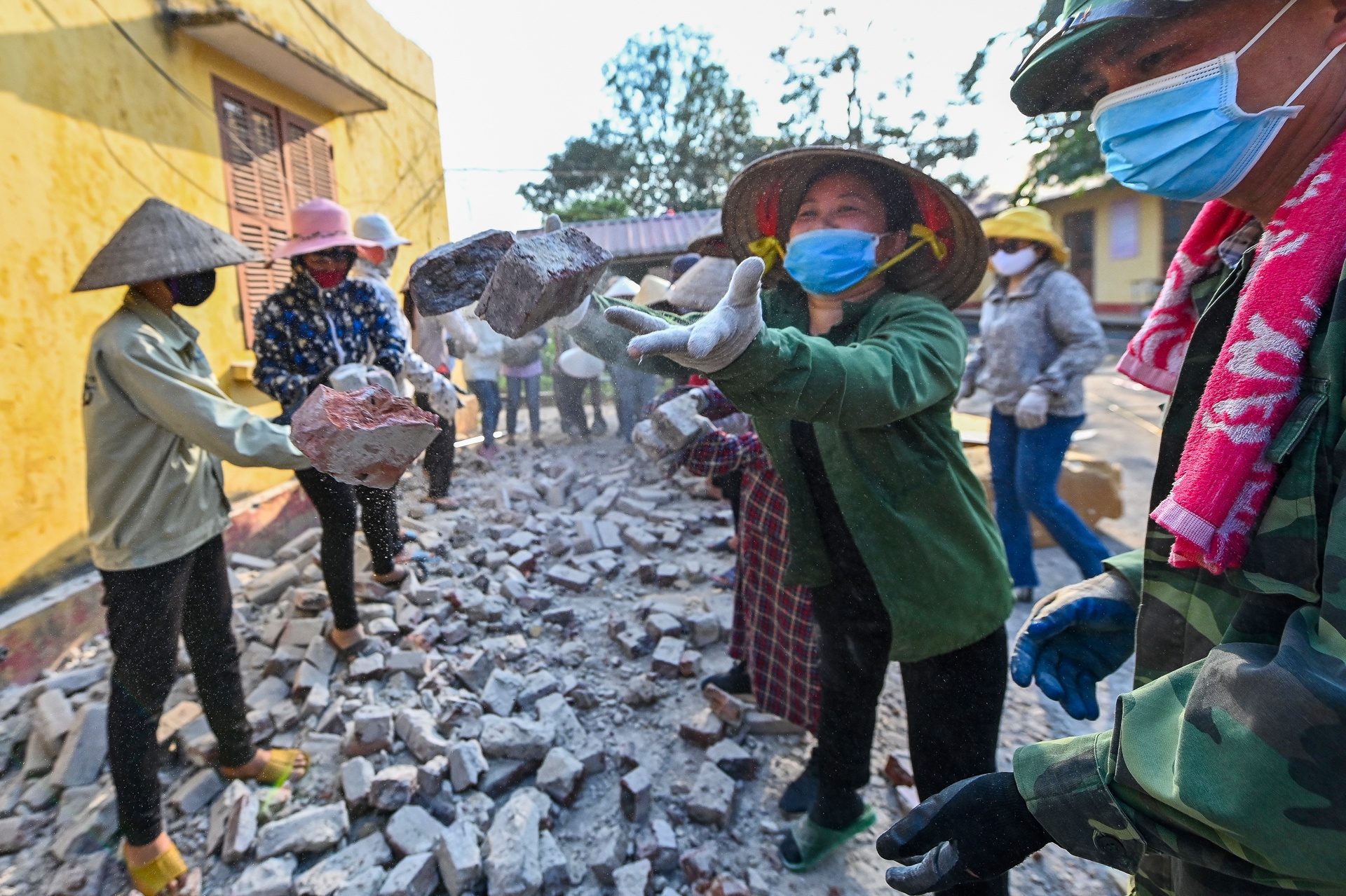 thầy cô đội nắng sửa trường ảnh 10 thay co doi nang sua truong anh 10