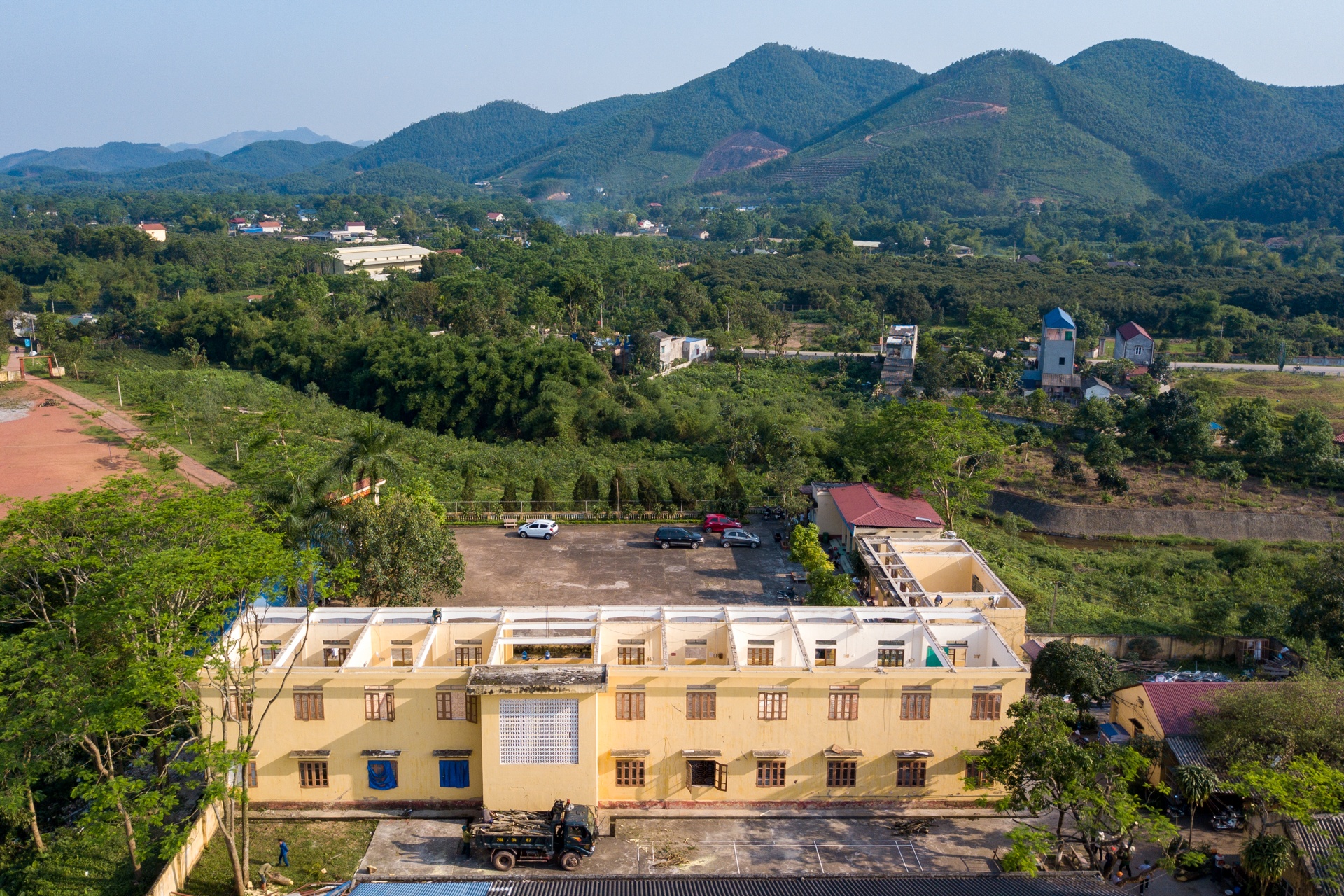thầy cô đội nắng sửa trường ảnh 1 thay co doi nang sua truong anh 1