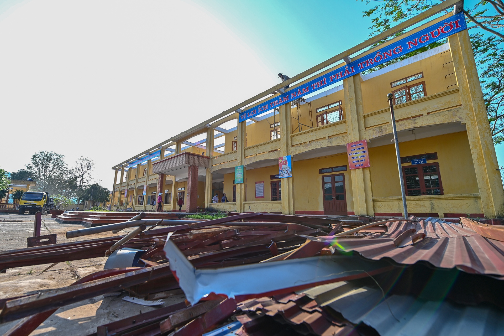 thầy cô đội nắng sửa trường ảnh 3 thay co doi nang sua truong anh 3
