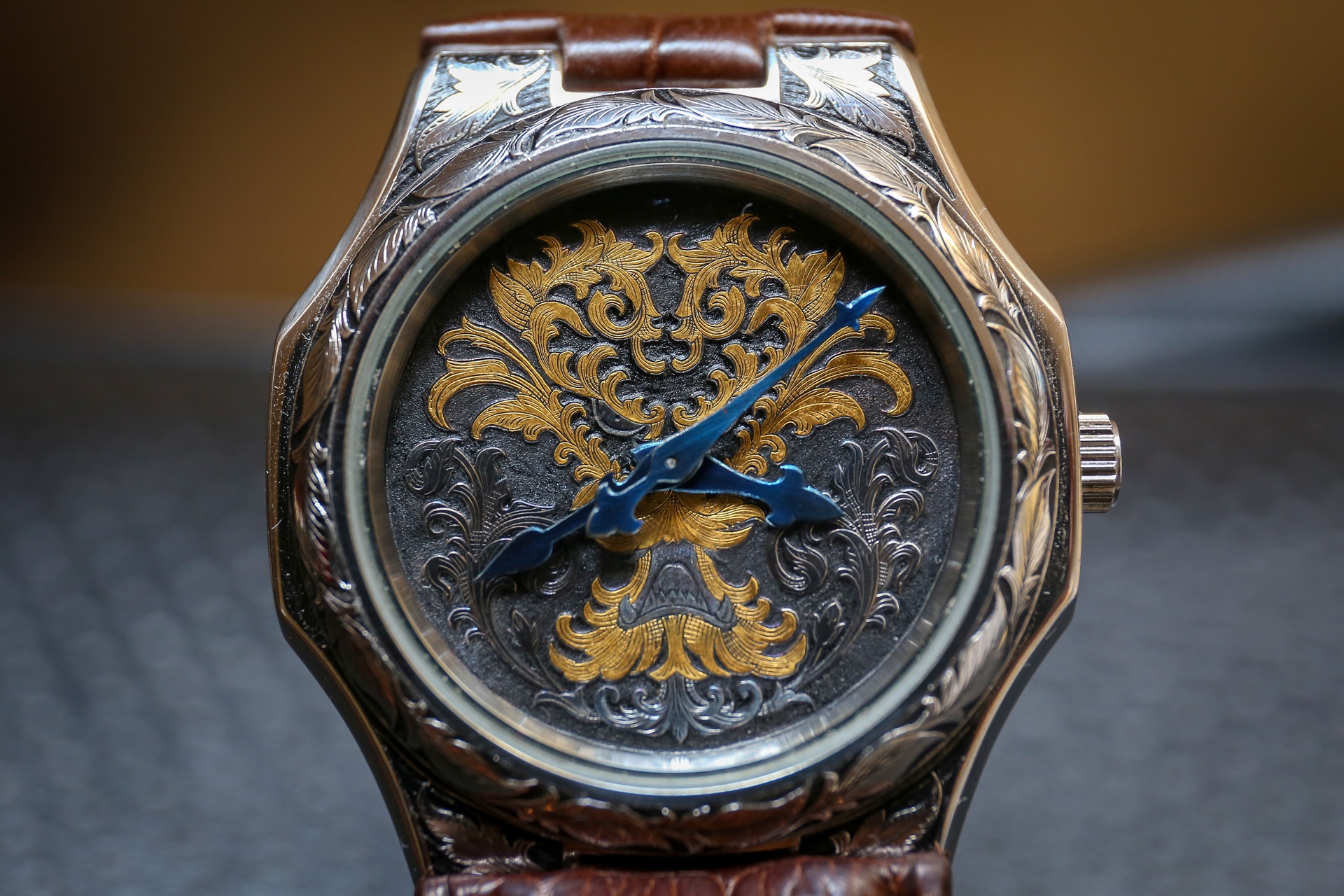 dieu khac dong ho bang kinh hien vi anh 9