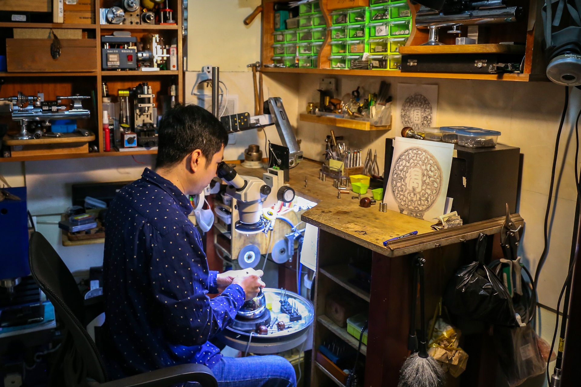 dieu khac dong ho bang kinh hien vi anh 1