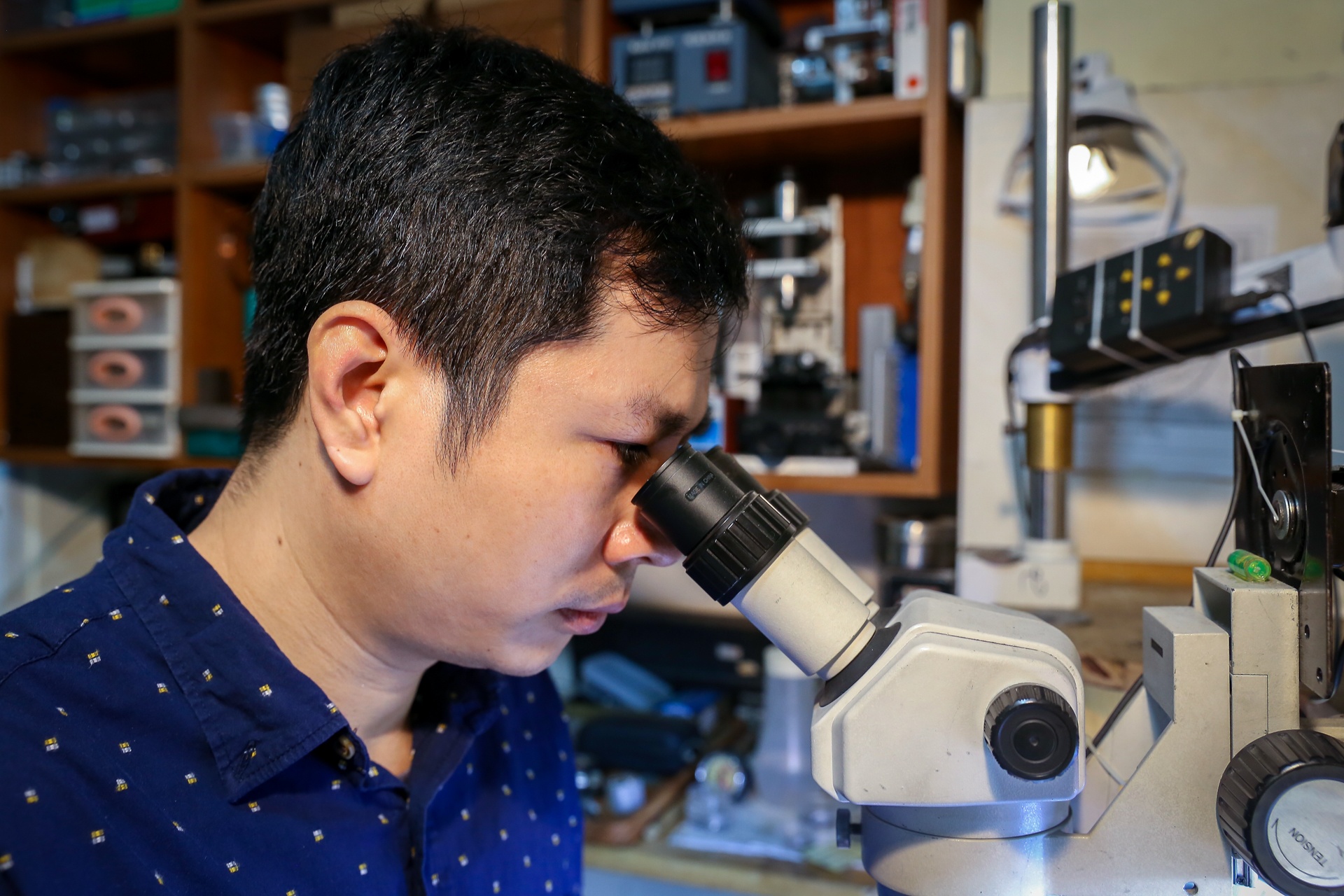 dieu khac dong ho bang kinh hien vi anh 2