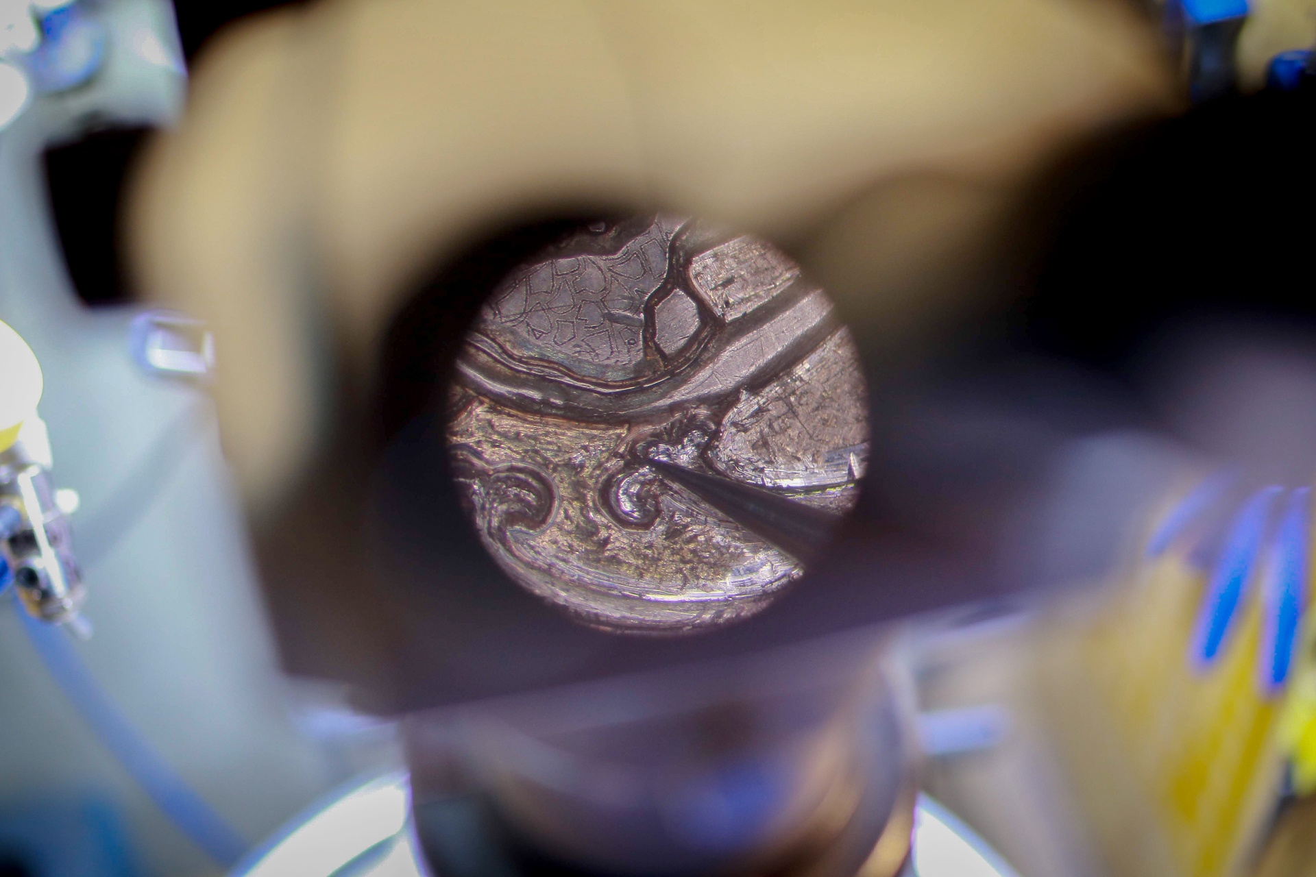 dieu khac dong ho bang kinh hien vi anh 3