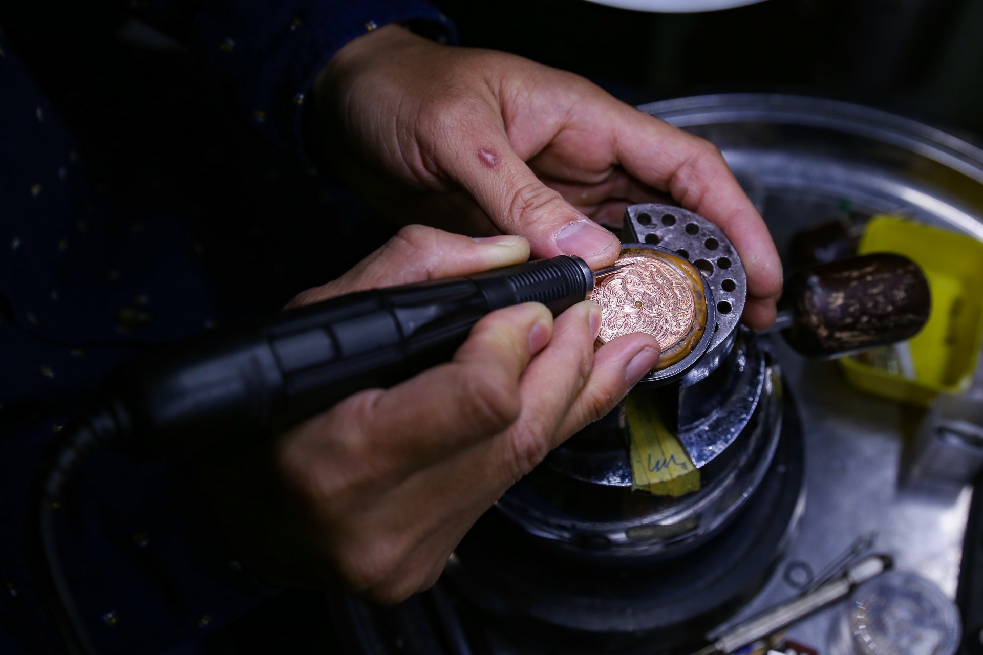 dieu khac dong ho bang kinh hien vi anh 4