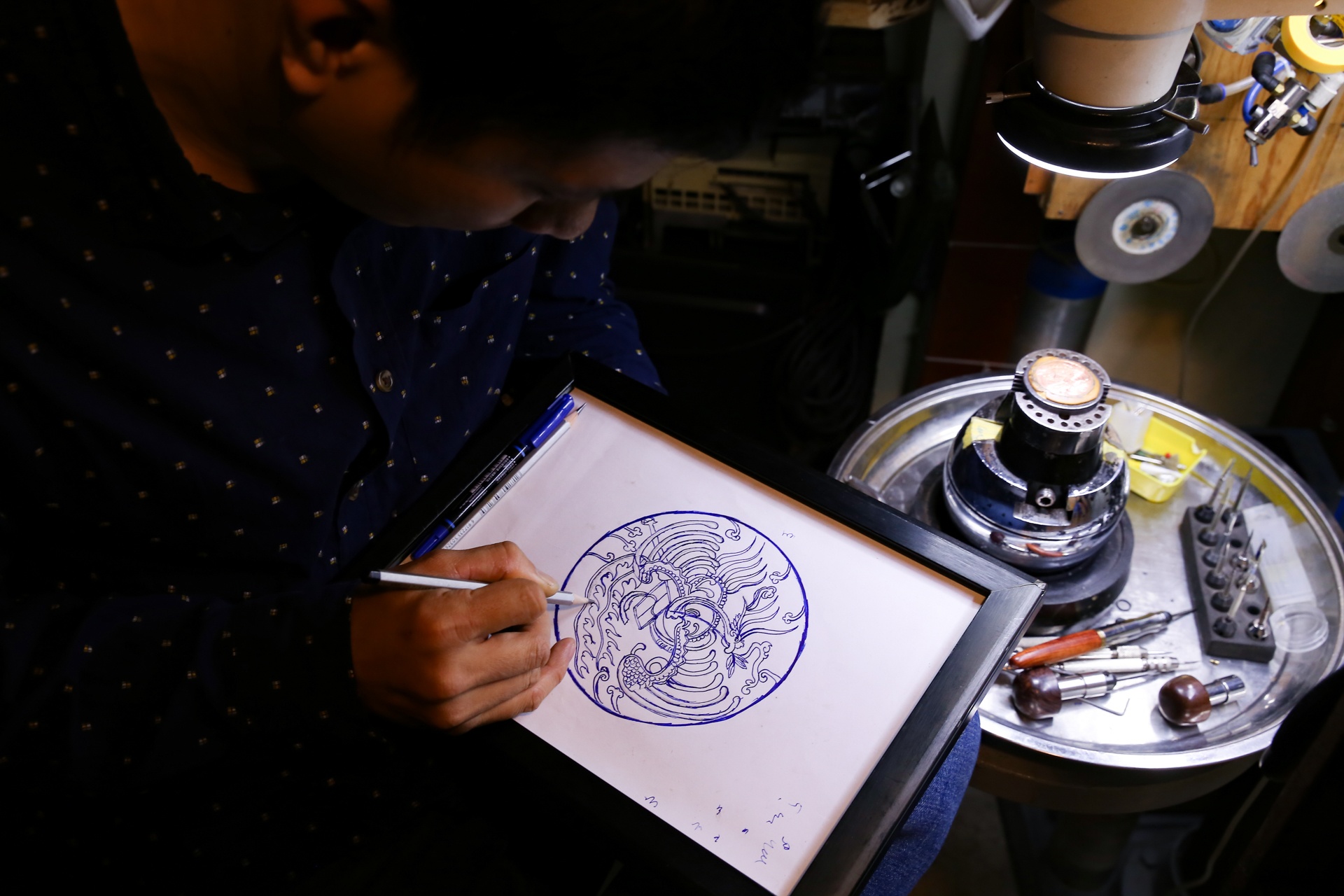 dieu khac dong ho bang kinh hien vi anh 5