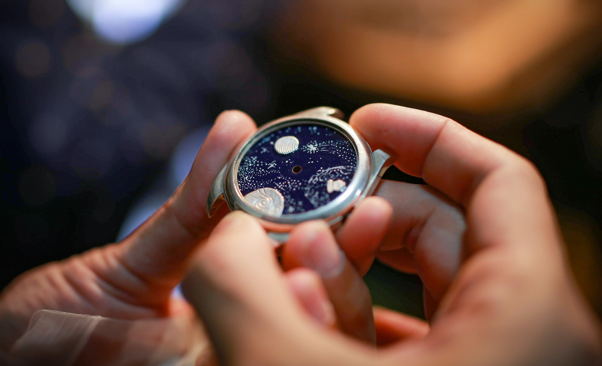 dieu khac dong ho bang kinh hien vi anh 7