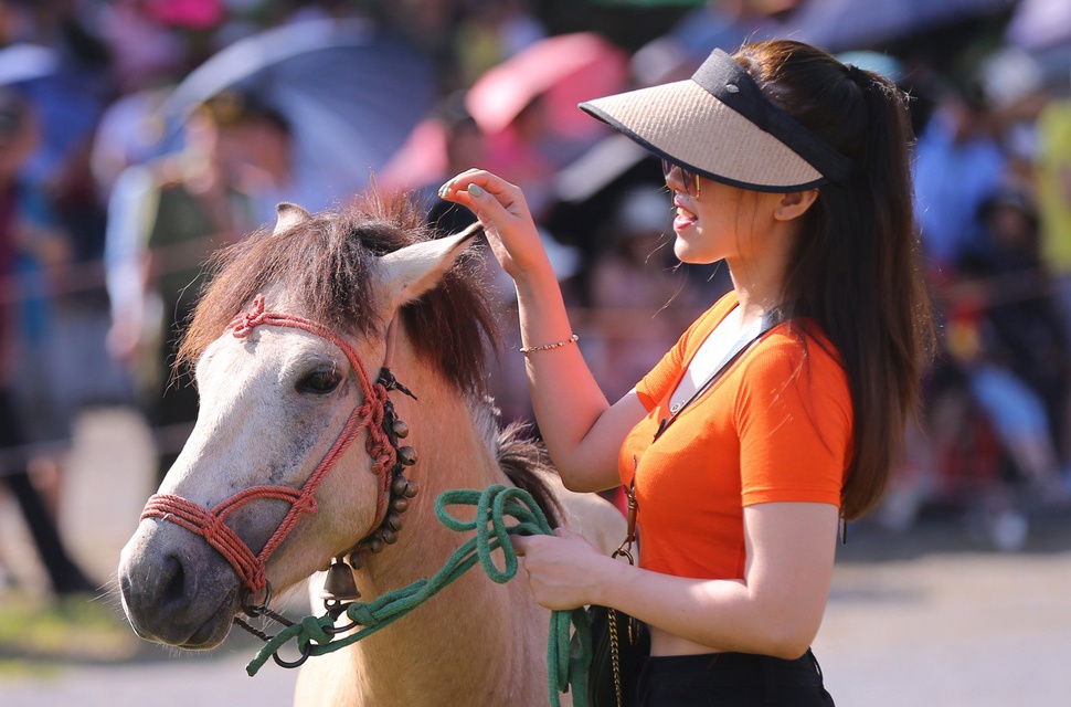 Bong hong xinh dep o giai dua ngua Bac Ha hinh anh
