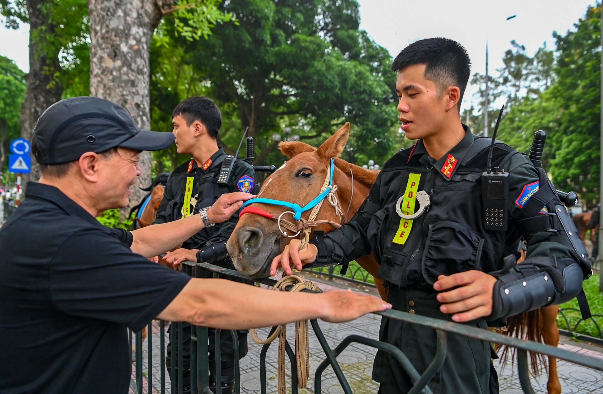 ra mat ky binh canh sat co dong anh 8