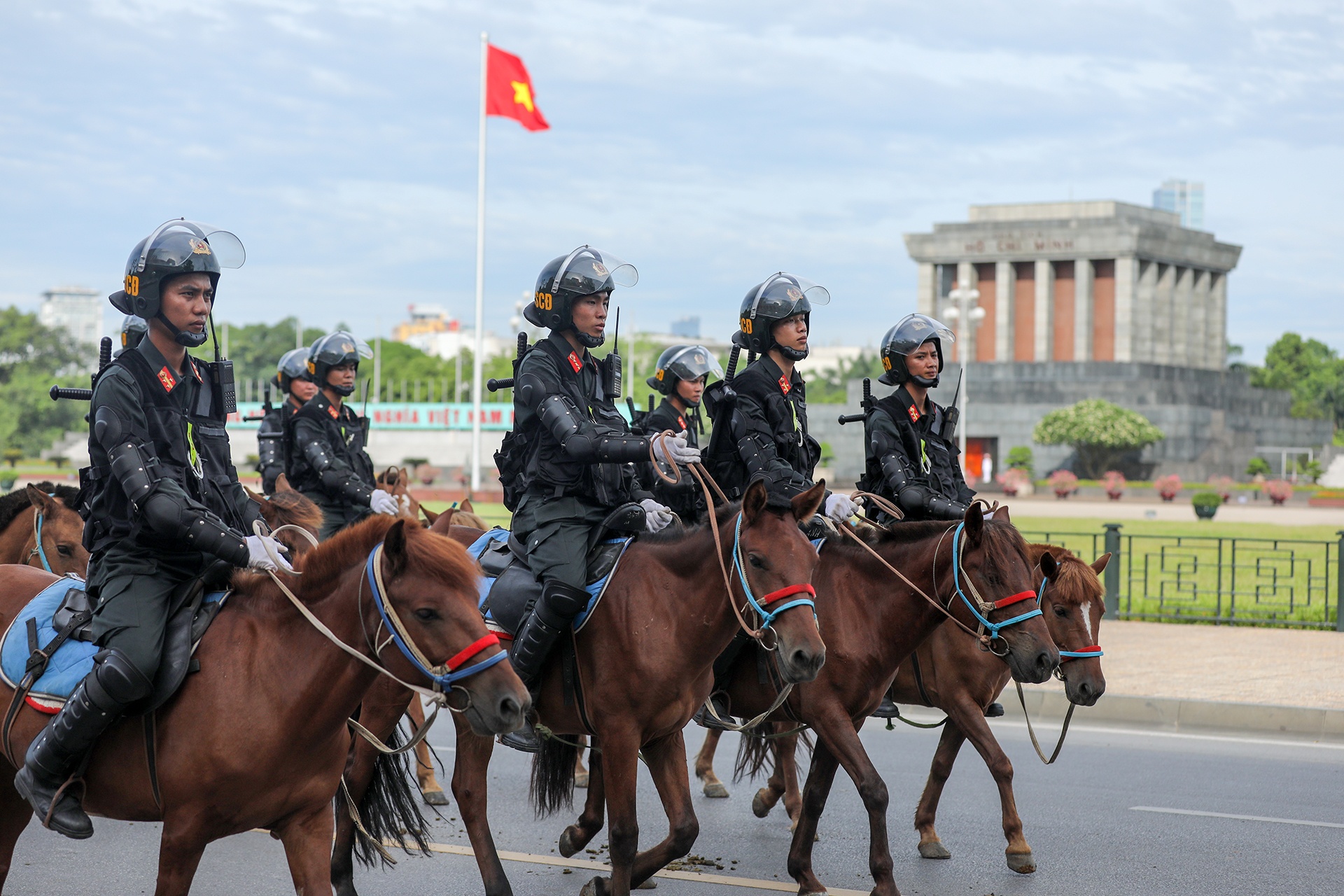 ra mat ky binh canh sat co dong anh 10