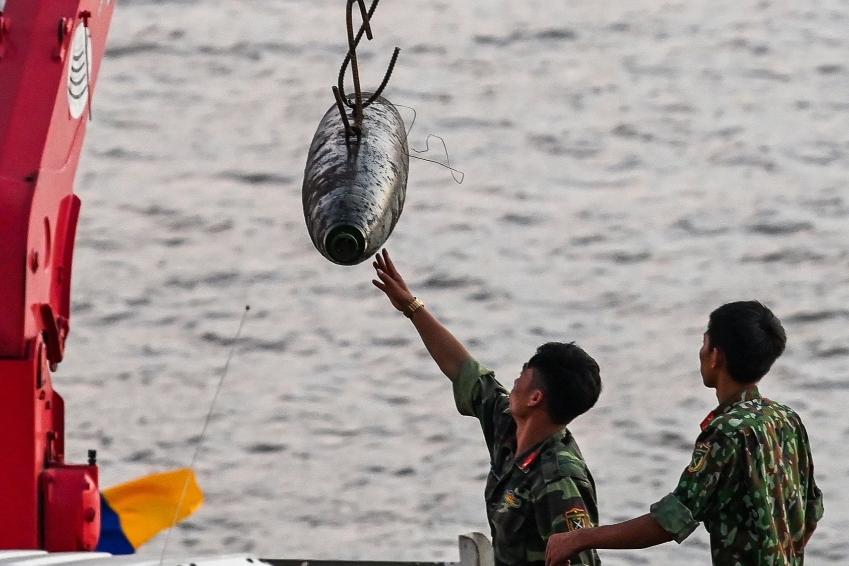 Hon 1 gio cang thang vot qua bom gan cau Long Bien hinh anh