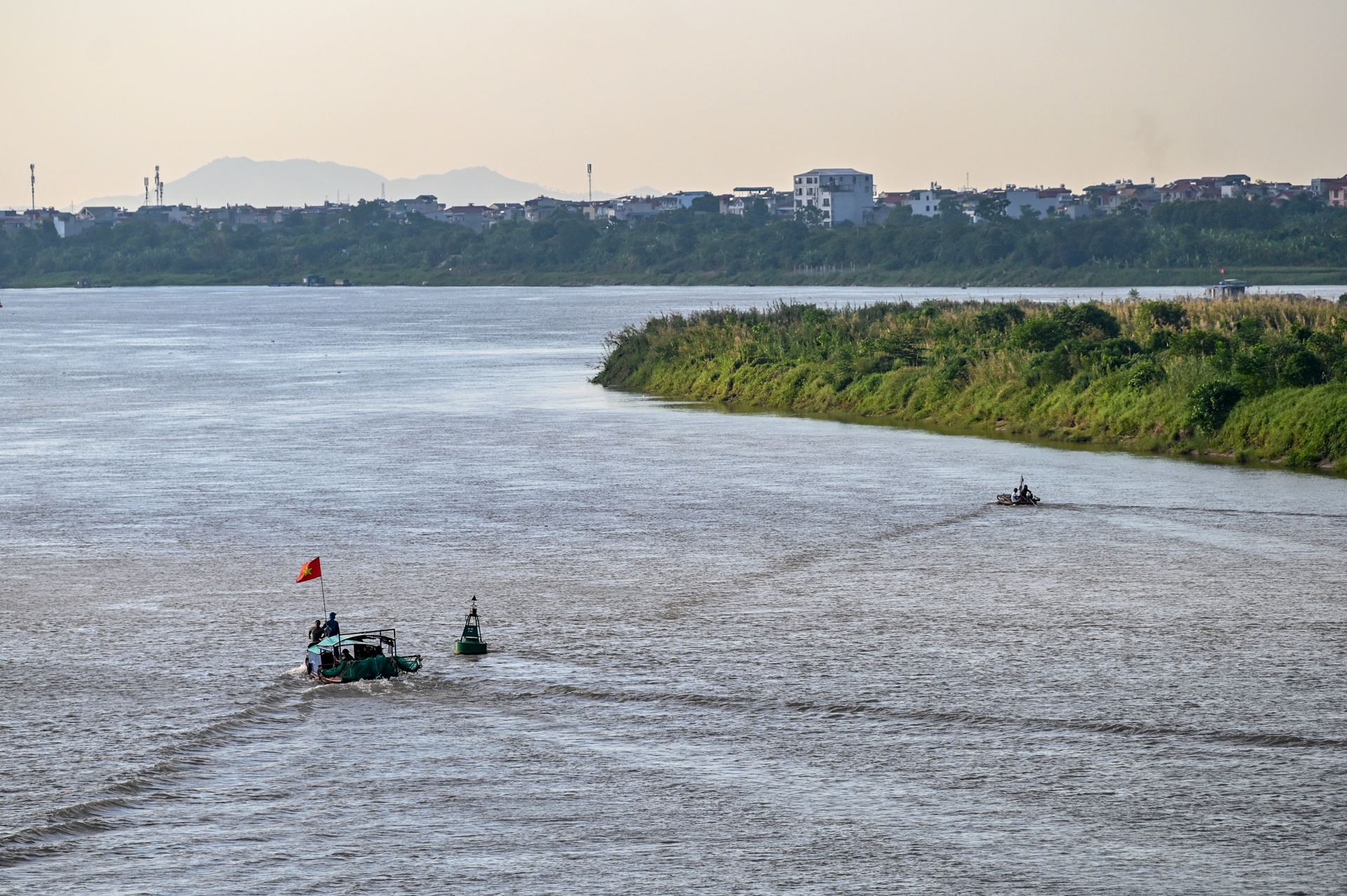 vot bom cau long bien anh 2