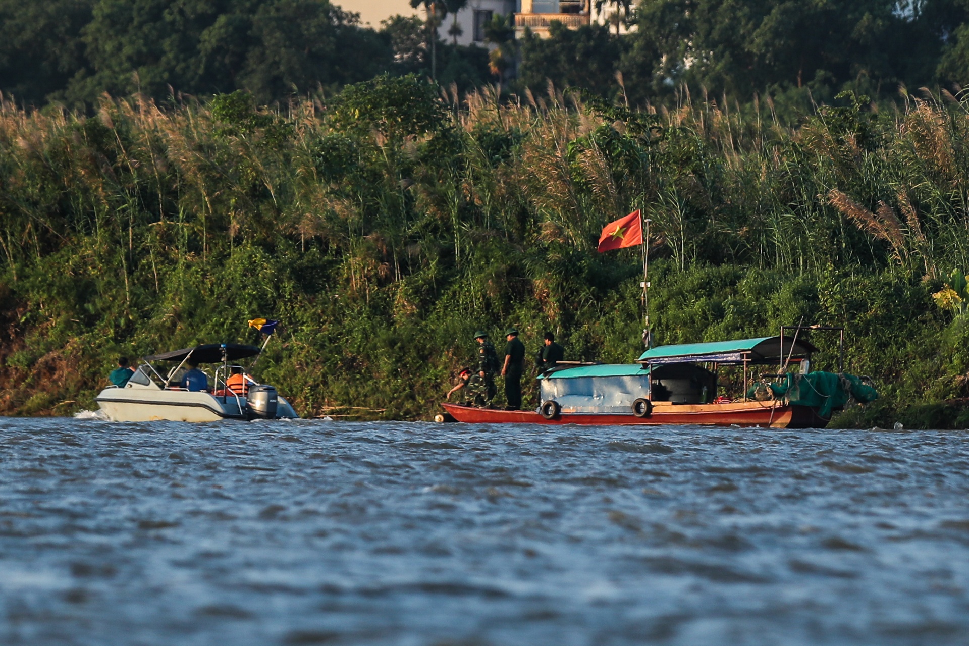 vot bom cau long bien anh 3