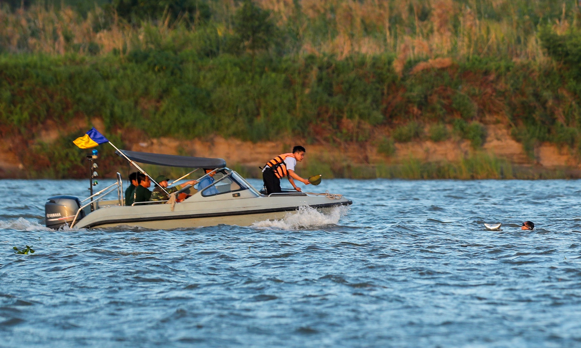 vot bom cau long bien anh 5