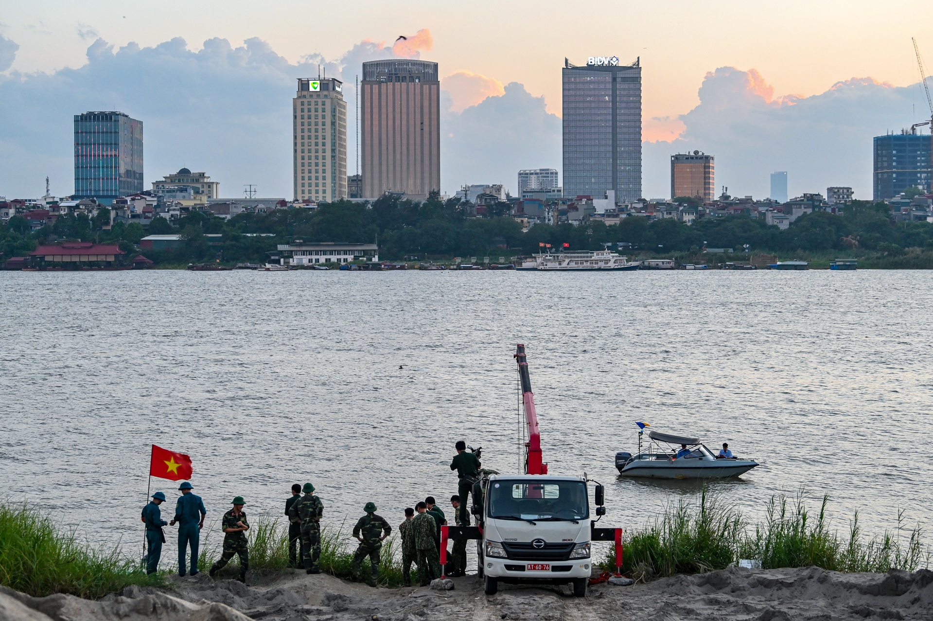 vot bom cau long bien anh 7