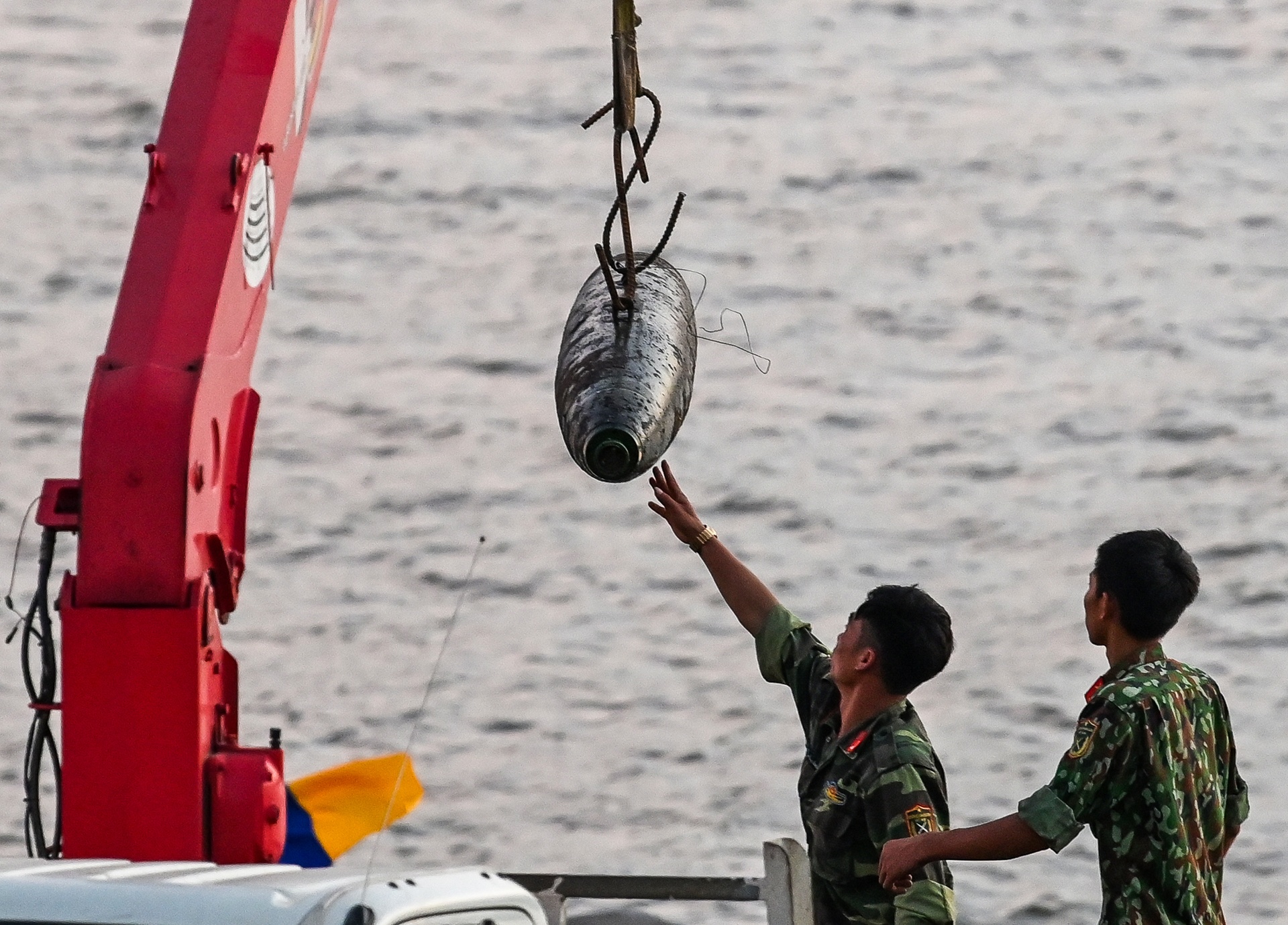 vot bom cau long bien anh 8