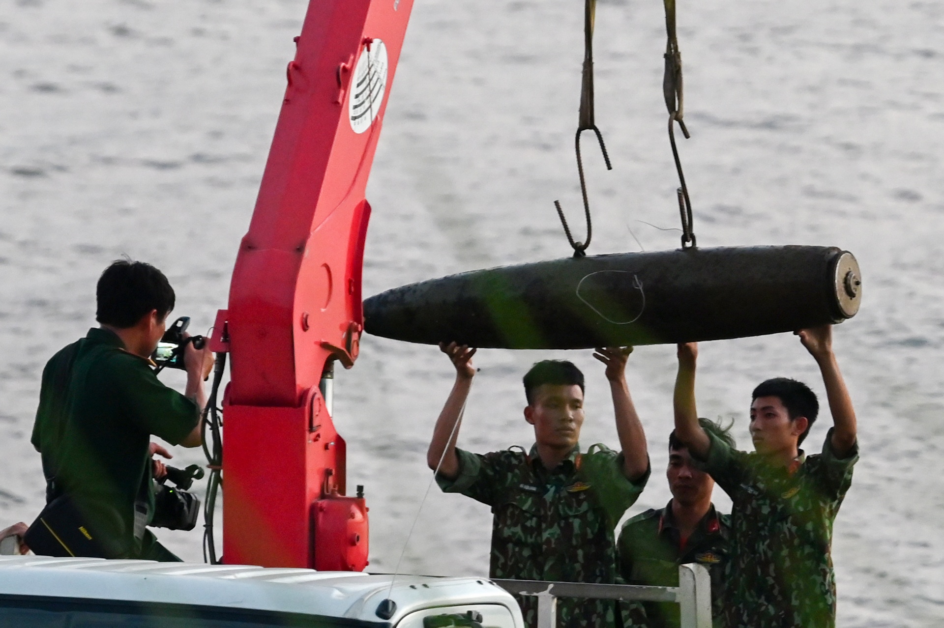 vot bom cau long bien anh 9