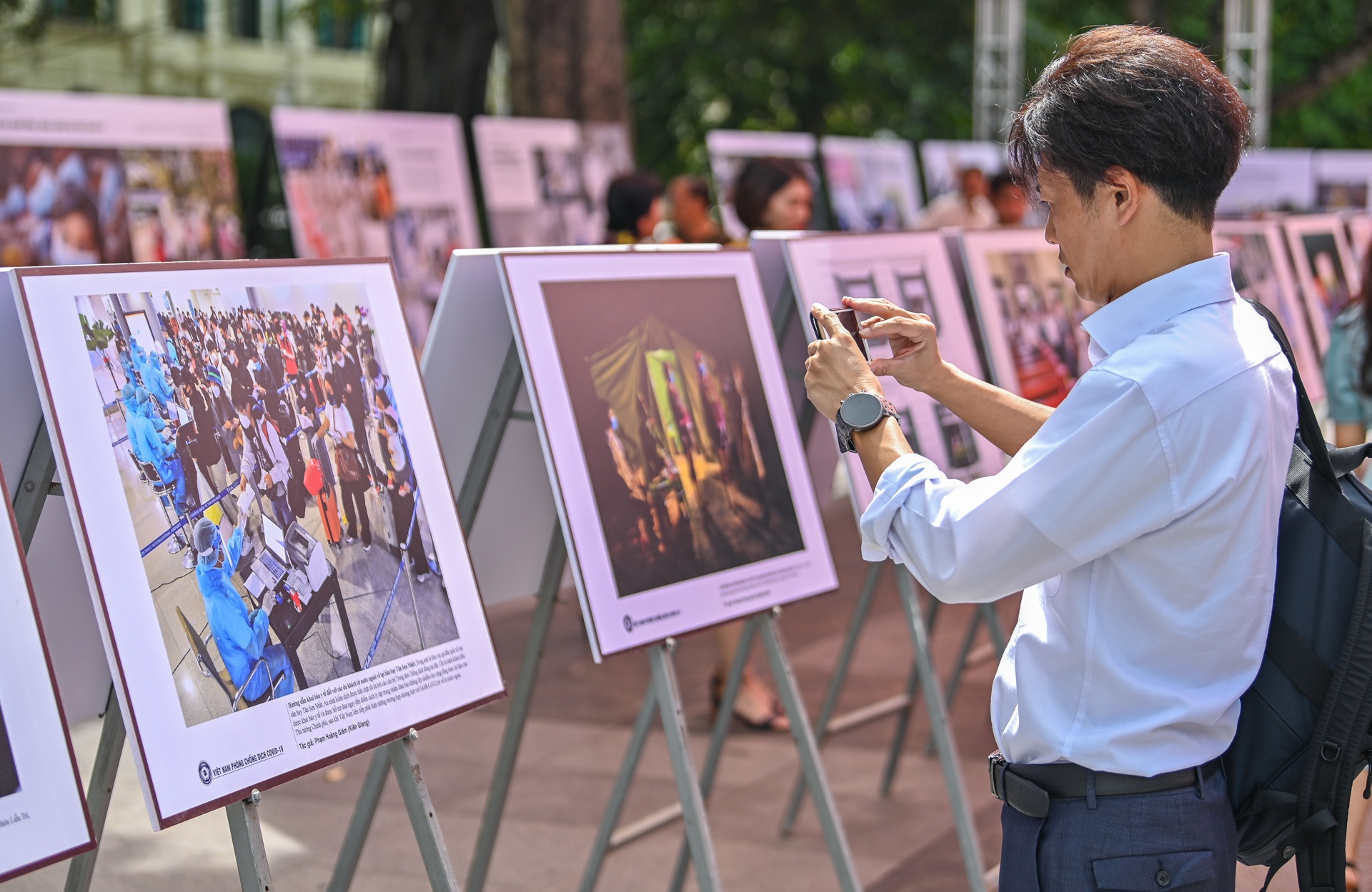 trien lam anh ve covid-19 anh 2