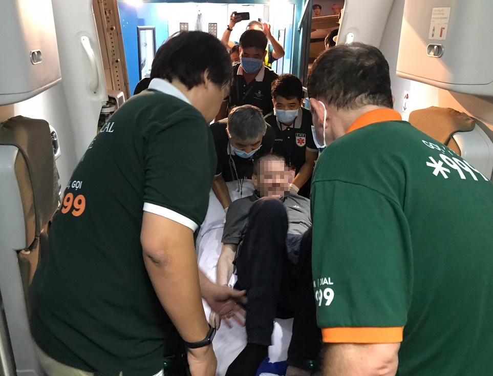 Canh di chuyen benh nhan 91 tren chuyen bay tu TP.HCM toi Ha Noi hinh anh
