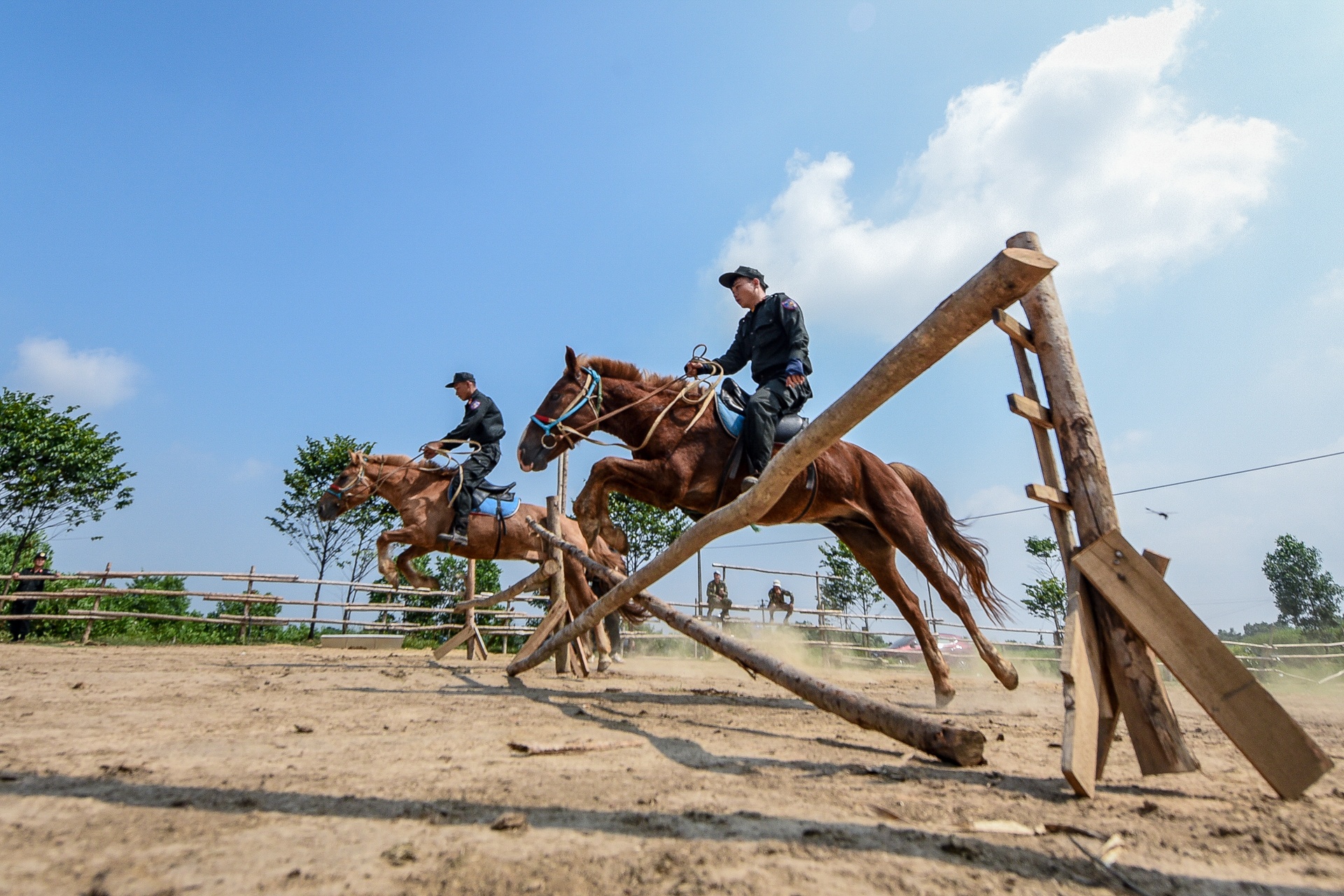 Ky binh CSCD phi nuoc dai, nhay rao tren thao truong day nang gat hinh anh