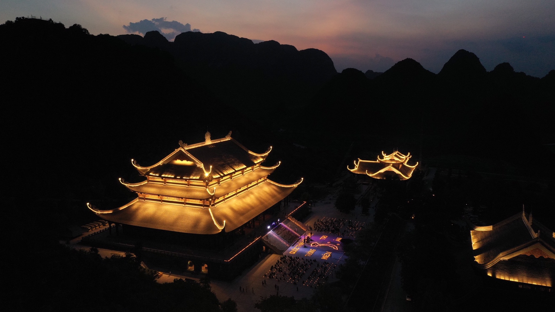 thap hoa dang tuong niem cac anh hung liet si anh 1