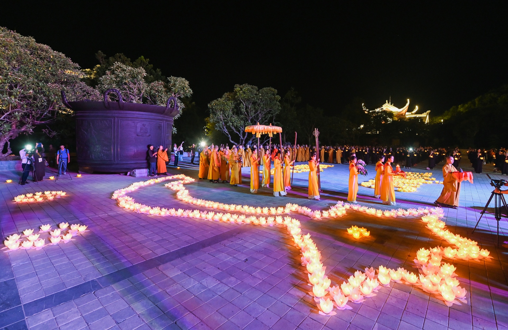 Hoa dang xep thanh hinh ban do Viet Nam tri an anh hung liet si hinh anh