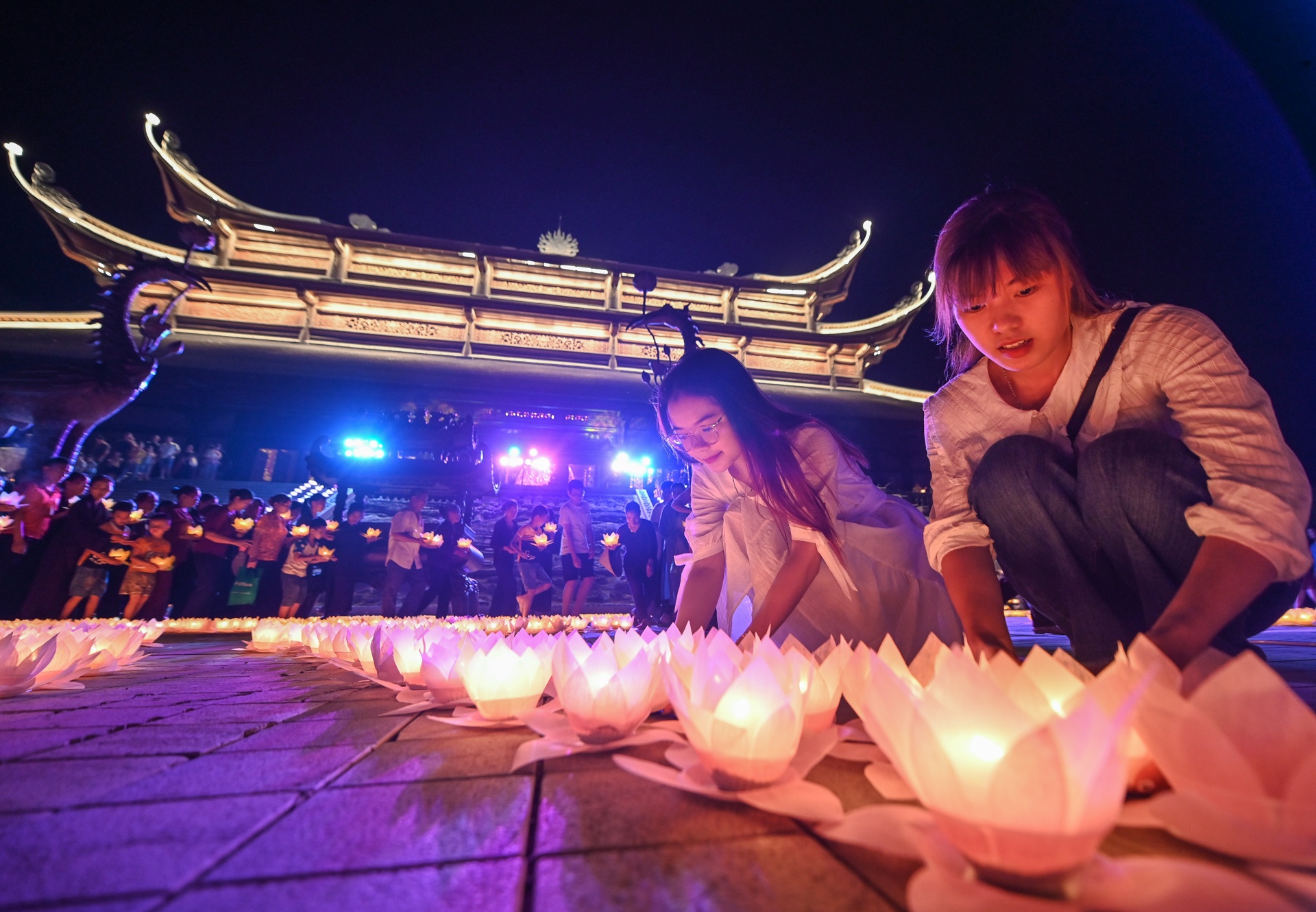 thap hoa dang tuong niem cac anh hung liet si anh 9