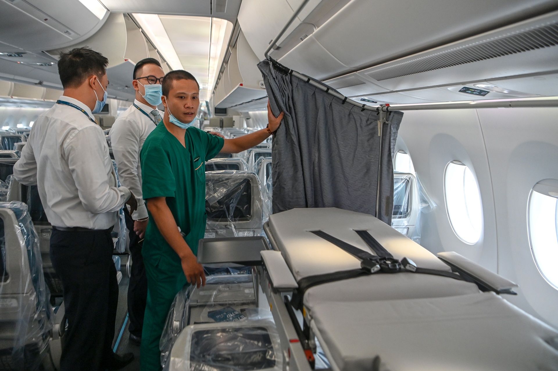 Buong ap luc duong tren may bay don 120 benh nhan Covid-19 ve nuoc hinh anh