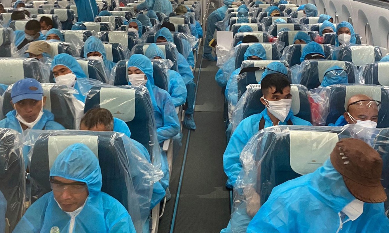 Chuyen bay giai cuu nguoi Viet Nam tu Guinea Xich dao ve den Ha Noi hinh anh