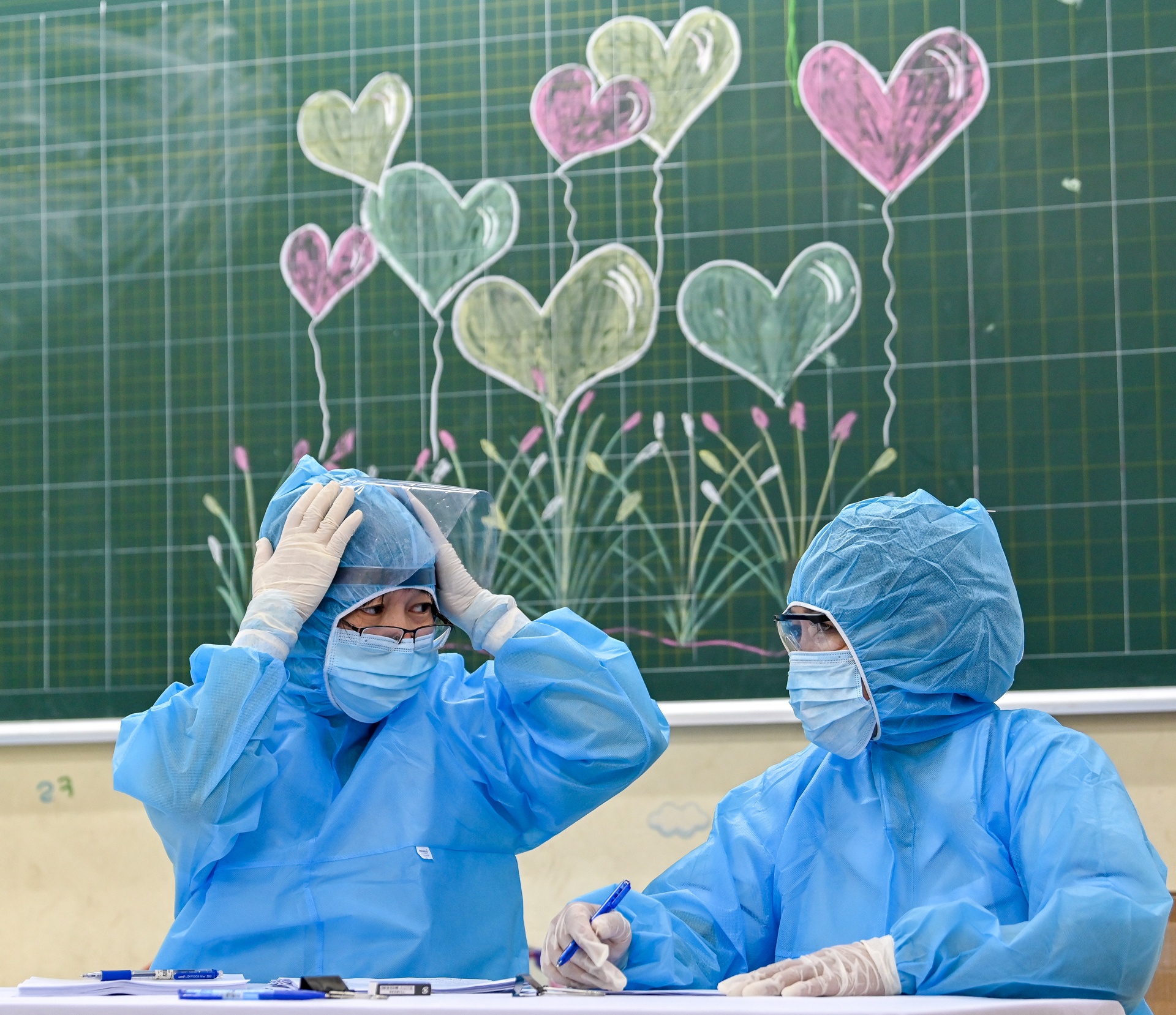 test nhanh covid-19 cho nguoi ve tu da nang anh 10