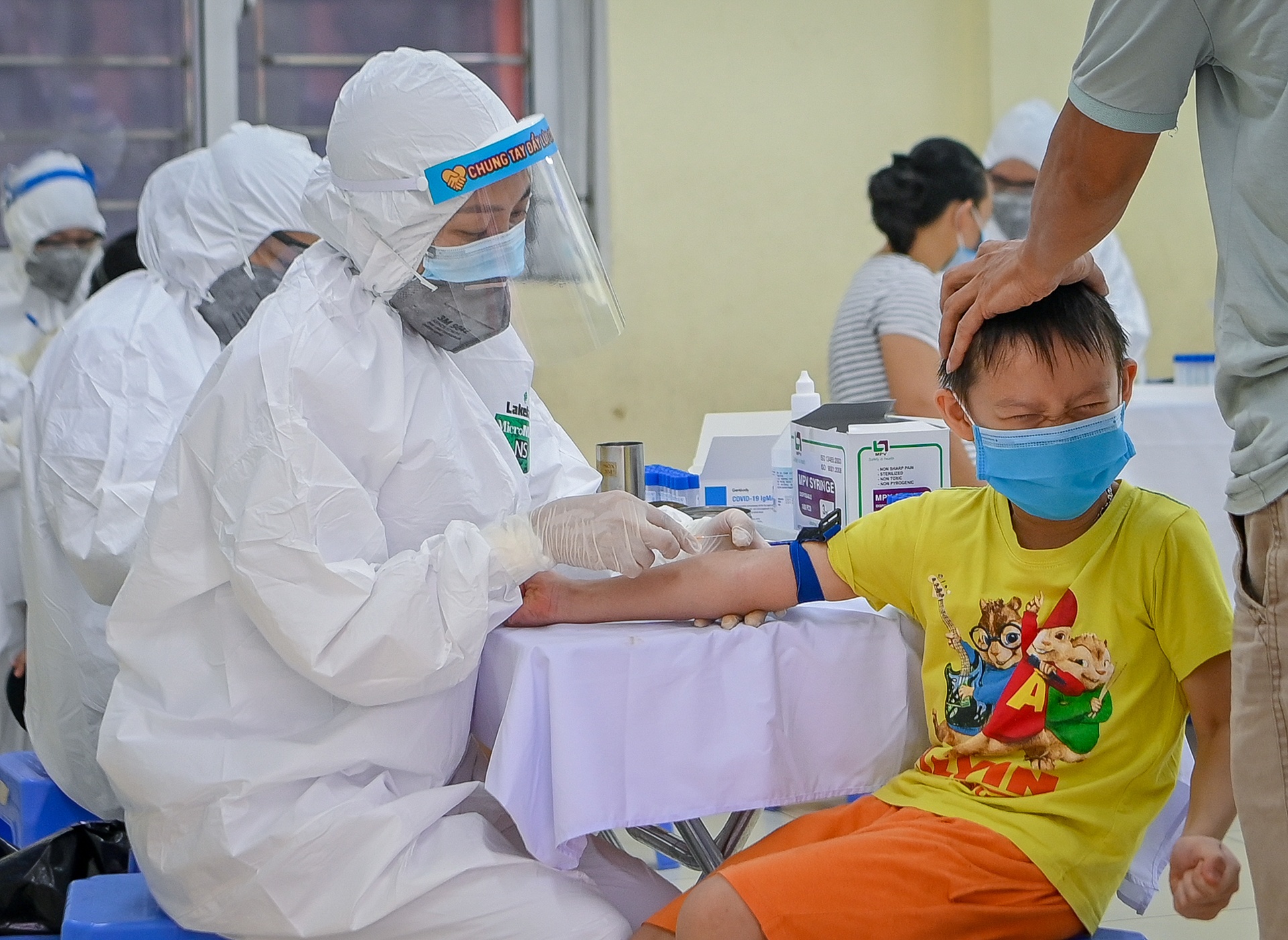 test nhanh covid-19 cho nguoi ve tu da nang anh 11