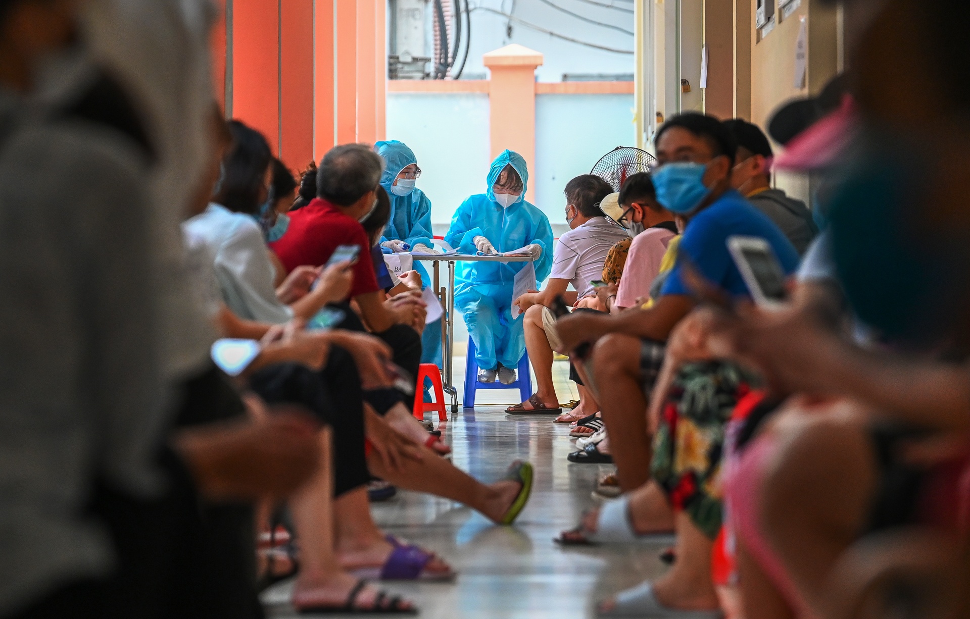 test nhanh covid-19 cho nguoi ve tu da nang anh 2