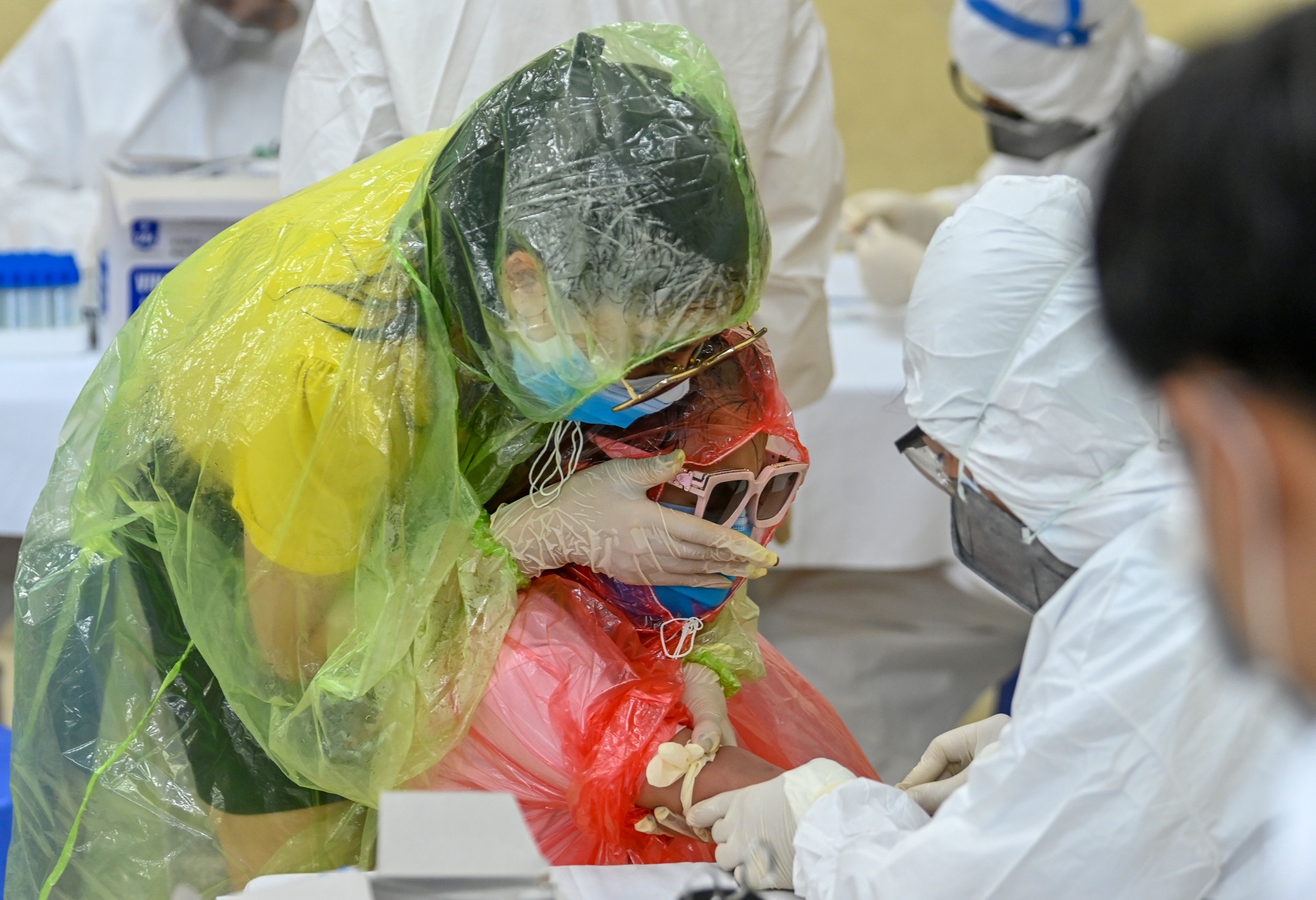 test nhanh covid-19 cho nguoi ve tu da nang anh 5