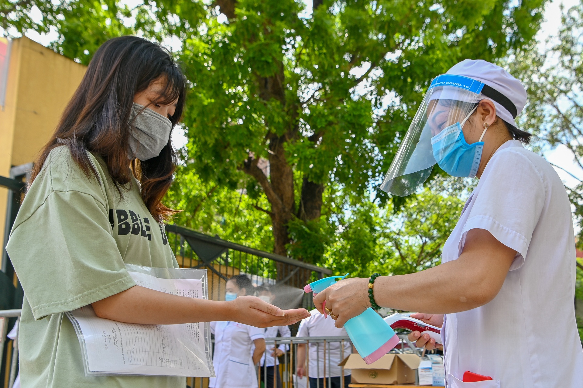 Thi sinh dung cach nhau 2 m, khai bao y te khi thi tot nghiep THPT hinh anh