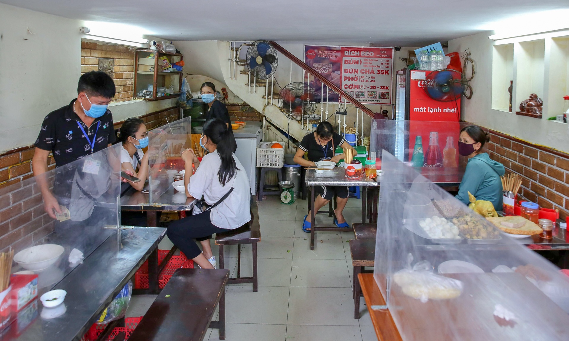 hang an thuc hien gian cach o ha noi anh 1