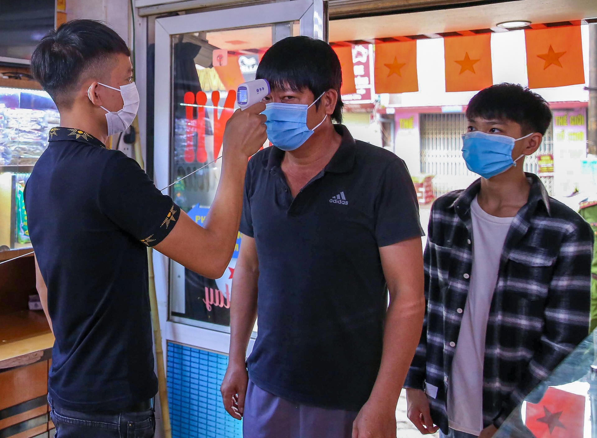 hang an thuc hien gian cach o ha noi anh 2