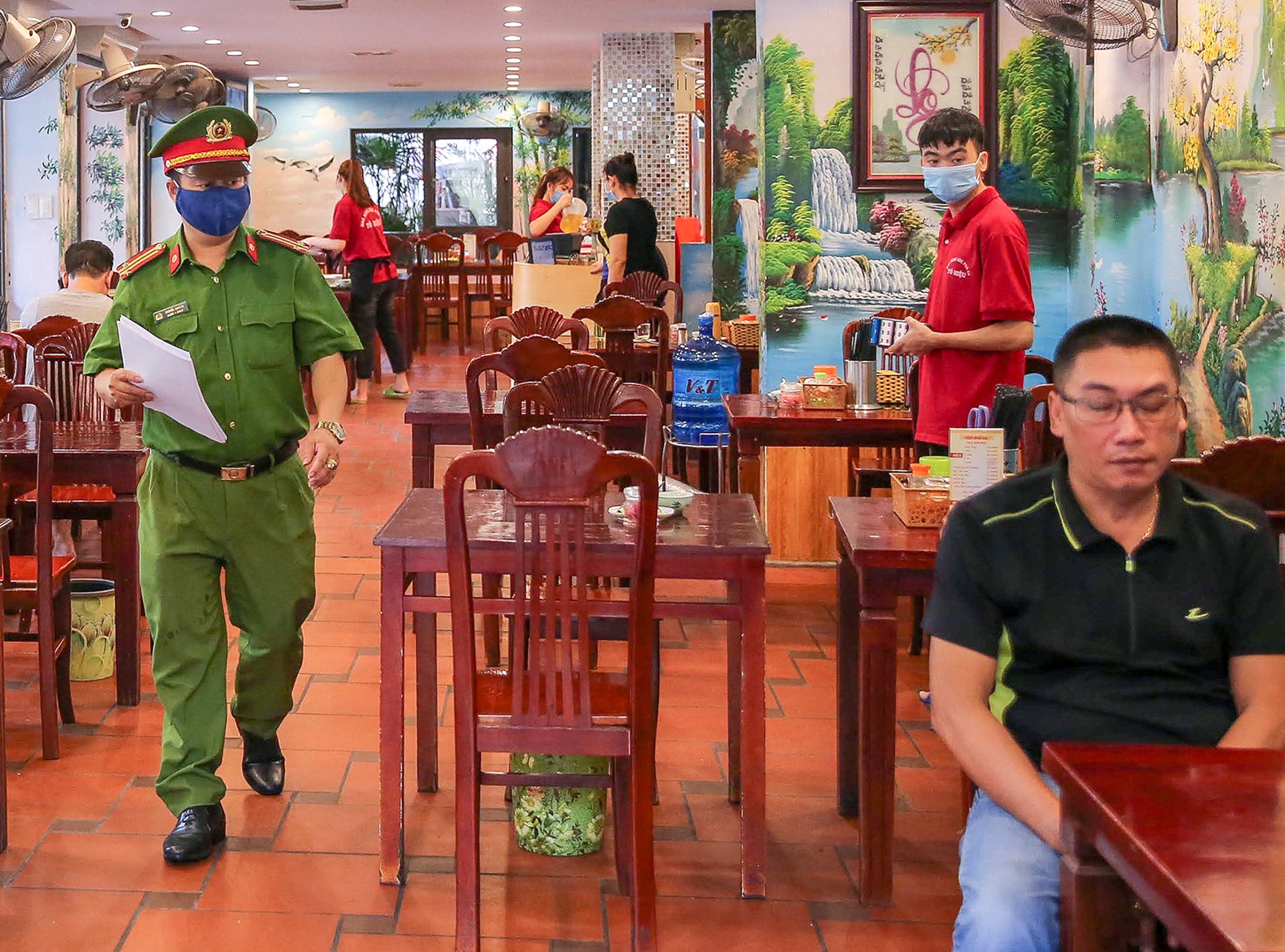 hang an thuc hien gian cach o ha noi anh 4