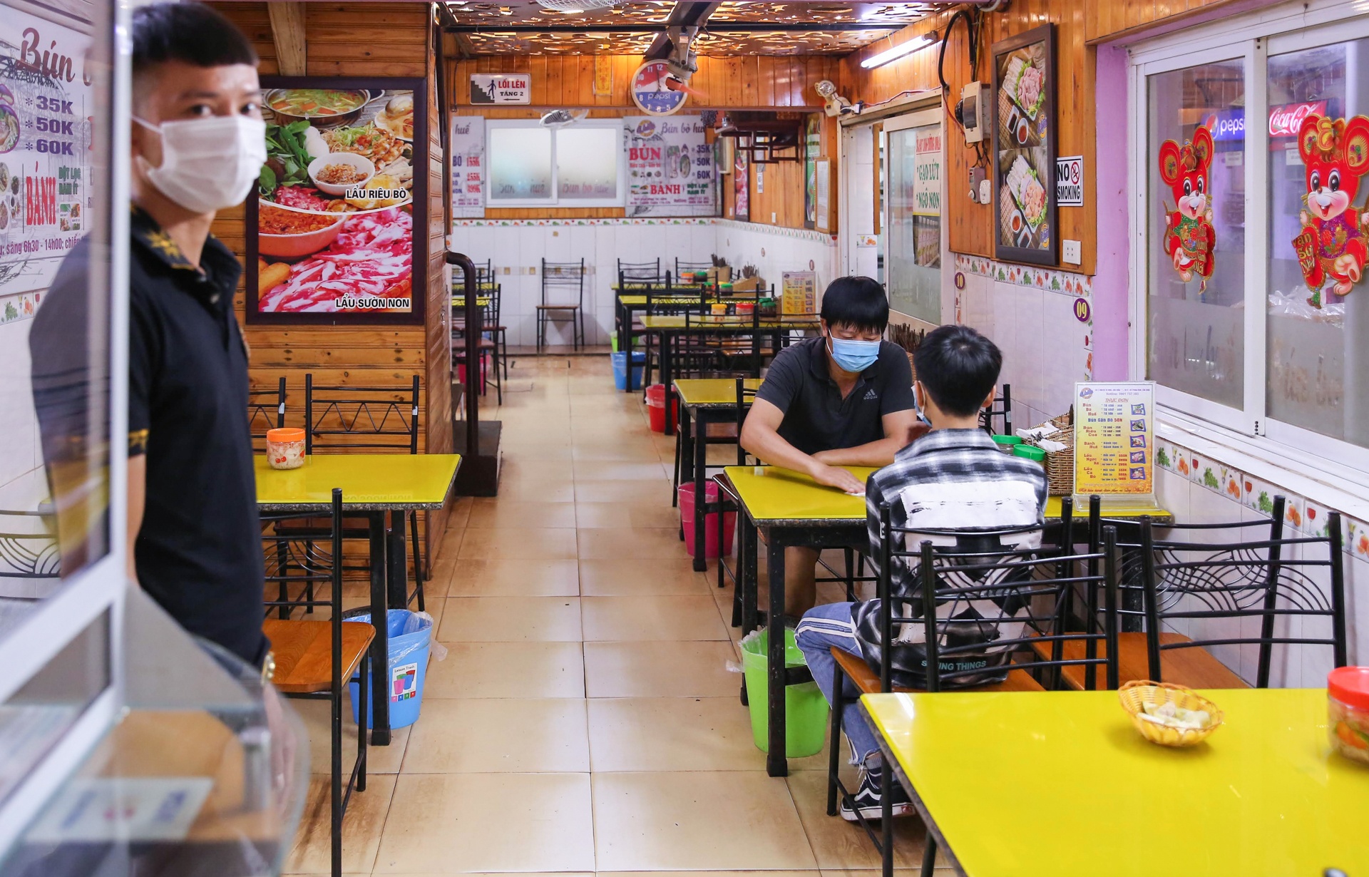 hang an thuc hien gian cach o ha noi anh 5