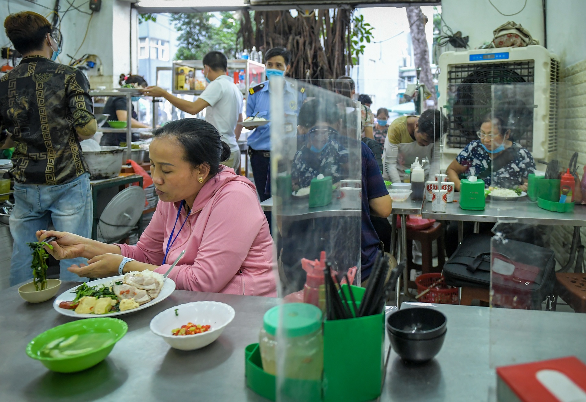 hang an thuc hien gian cach o ha noi anh 8