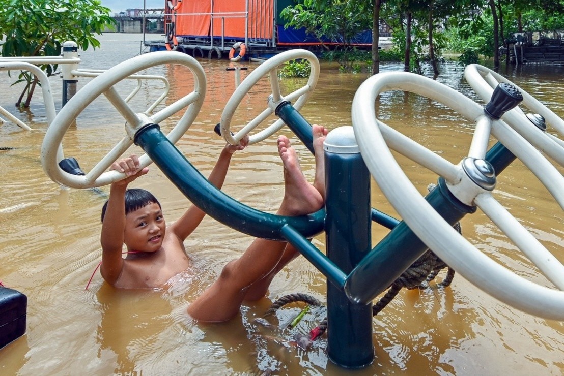 Nuoc song Hong dang cao, nguoi dan gap kho hinh anh