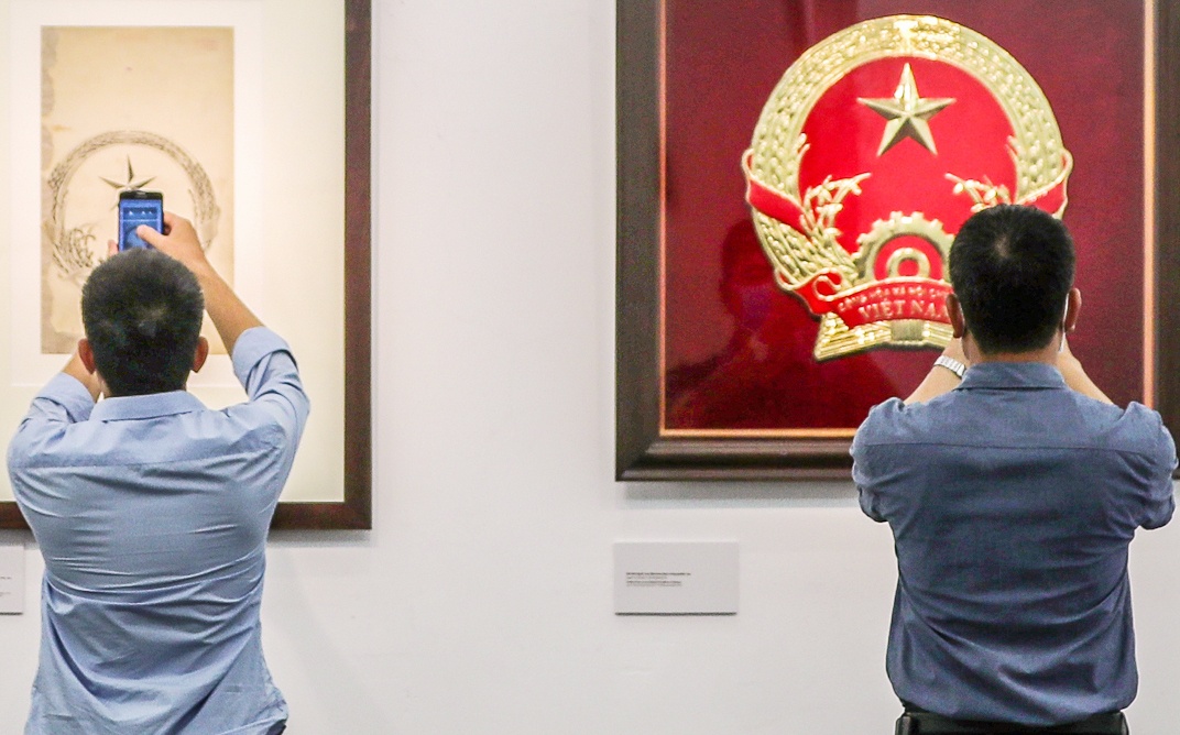 Trien lam ve Quoc huy Viet Nam hinh anh