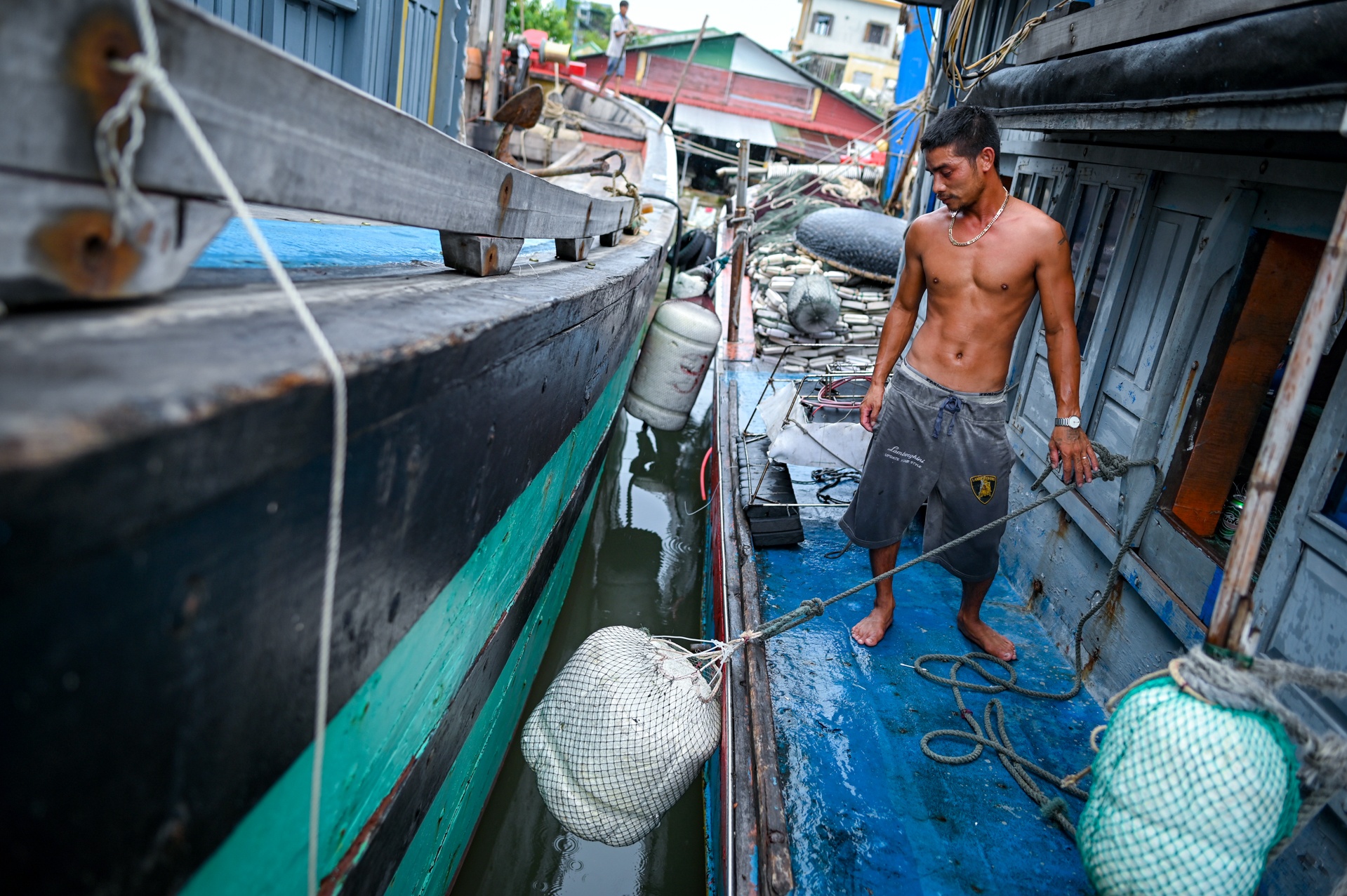 Nguoi dan bam tru bat chap bao so 5 anh 10