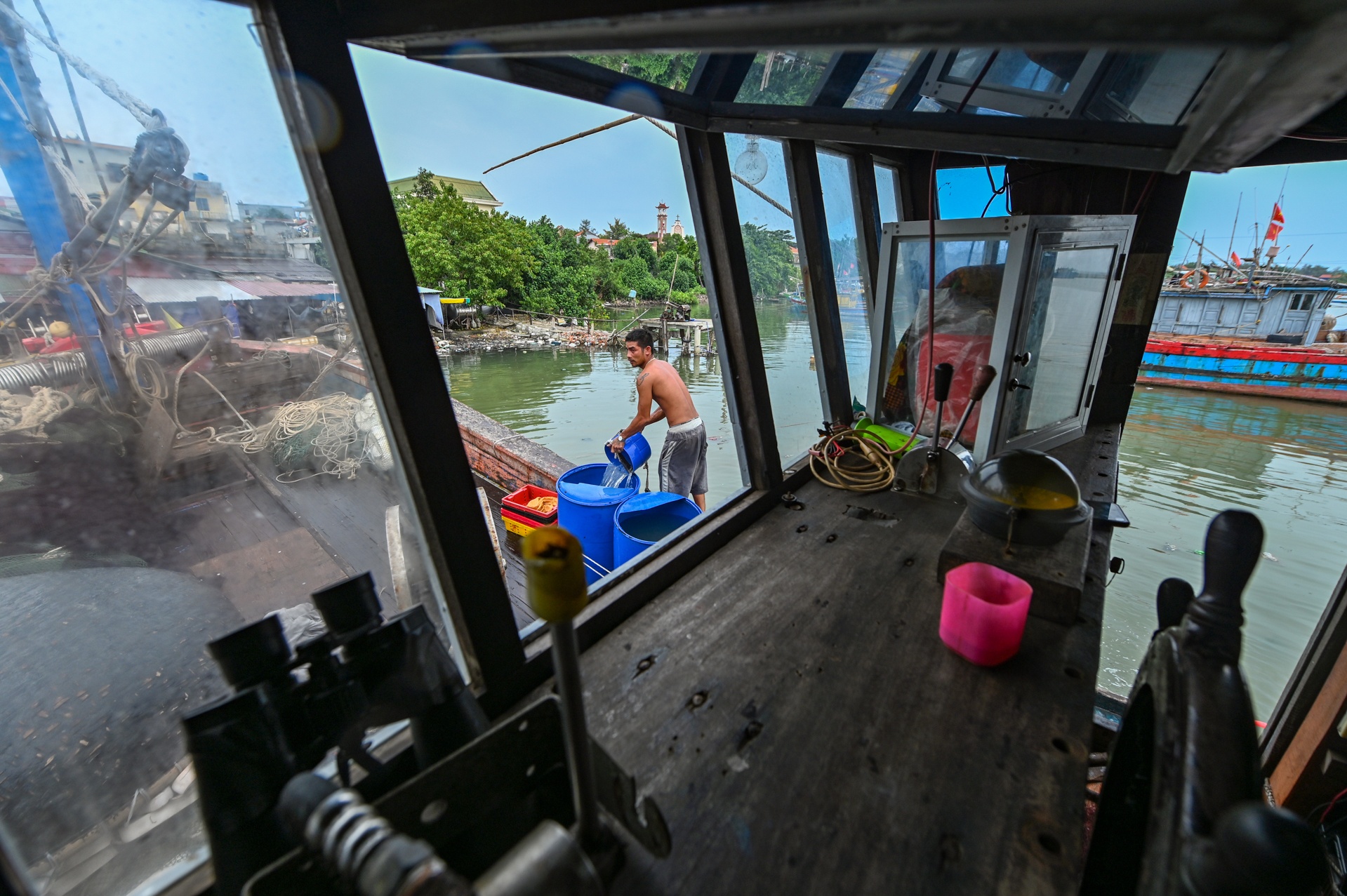 Nguoi dan bam tru bat chap bao so 5 anh 9